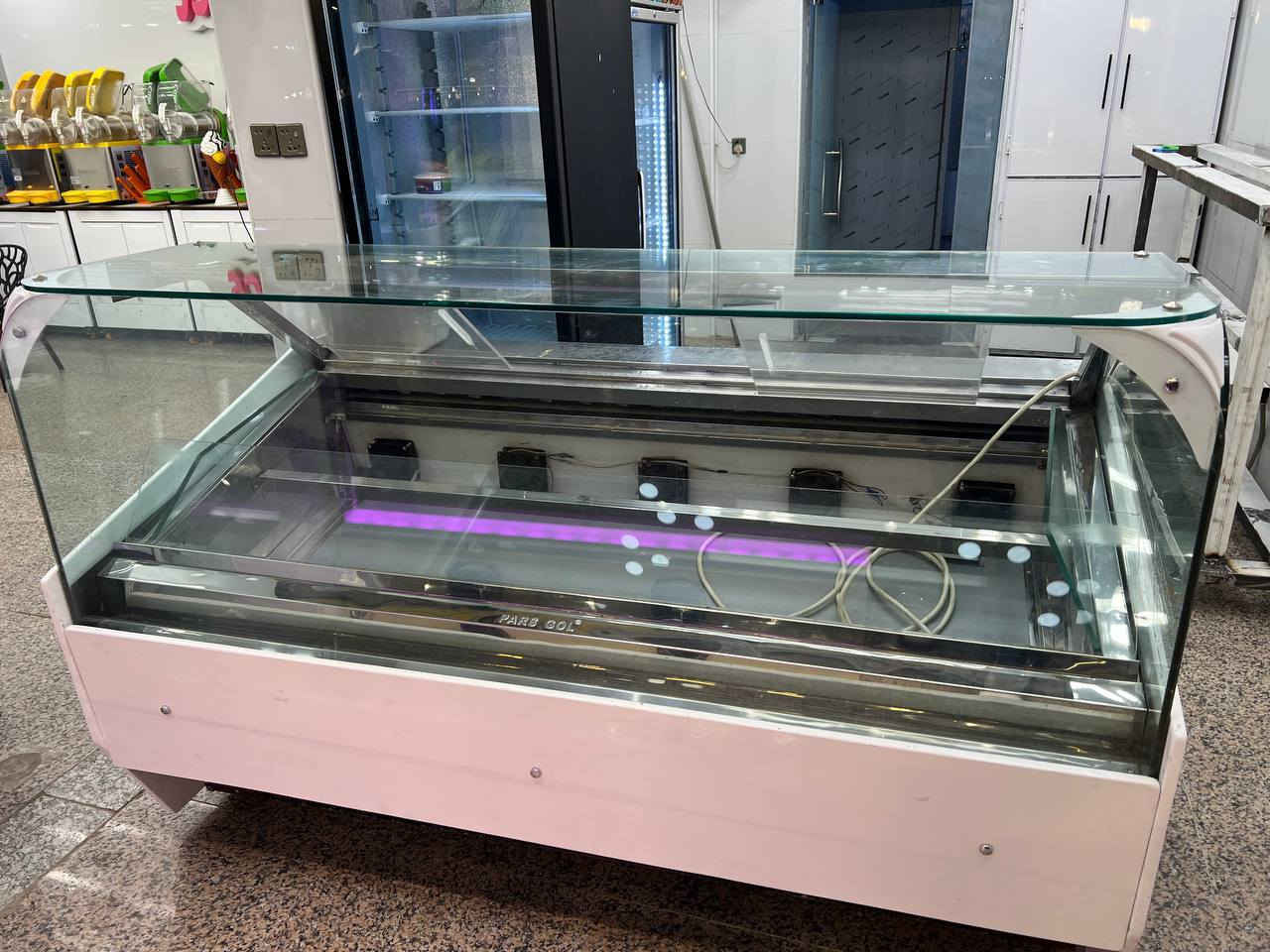 السلام عليكم 
من رخصة الادمن 
للبيع ....
عارضه ايرانيه دبل كمبريسر 
حجم الكمبريسر طن ونص 
نخب اول 
قياس العارضه  طول . مترين. العرض 120 .
تأخذ 14 بلانك حجم الكبير 
تجميد سالب 26  درجه  توصل 
نضيفه جدا 
السعر 29 $ ورقه  
مكاني بغداد حي الجهاد مقابل مشاتل الاطباء 
للتواصل ***********
 -الشراي يجي اتصال ويدلل
