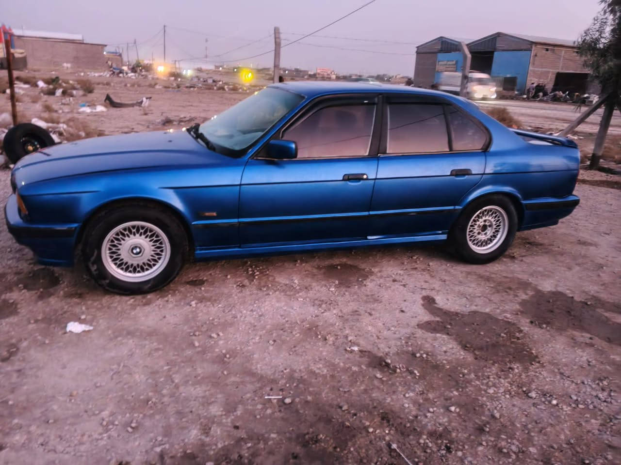 اخوان السلام عليكم بي ام موديل 91 سياره بسمي  تحويل مباشر سياره جديه كلش بجم عريض مسكر فانوس 25فتحه سقف دبل ارباك سياره كفاله عامه صبغ جماليه فقط تختم تاير جديد حداديه جديده السعر 56مجال قليل للاستفسار ***********
