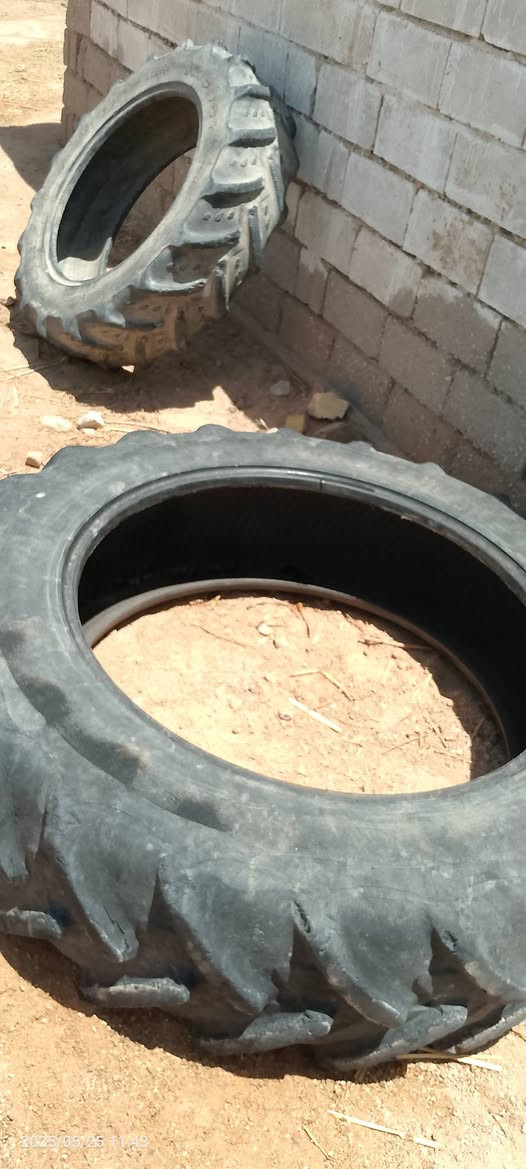 سلام عليكم للبيع تايرات مستعمل انضاف   ل خلفي حجم 38 على 18 ل أمامي حجم 28 مكان الديوانية 
***********
