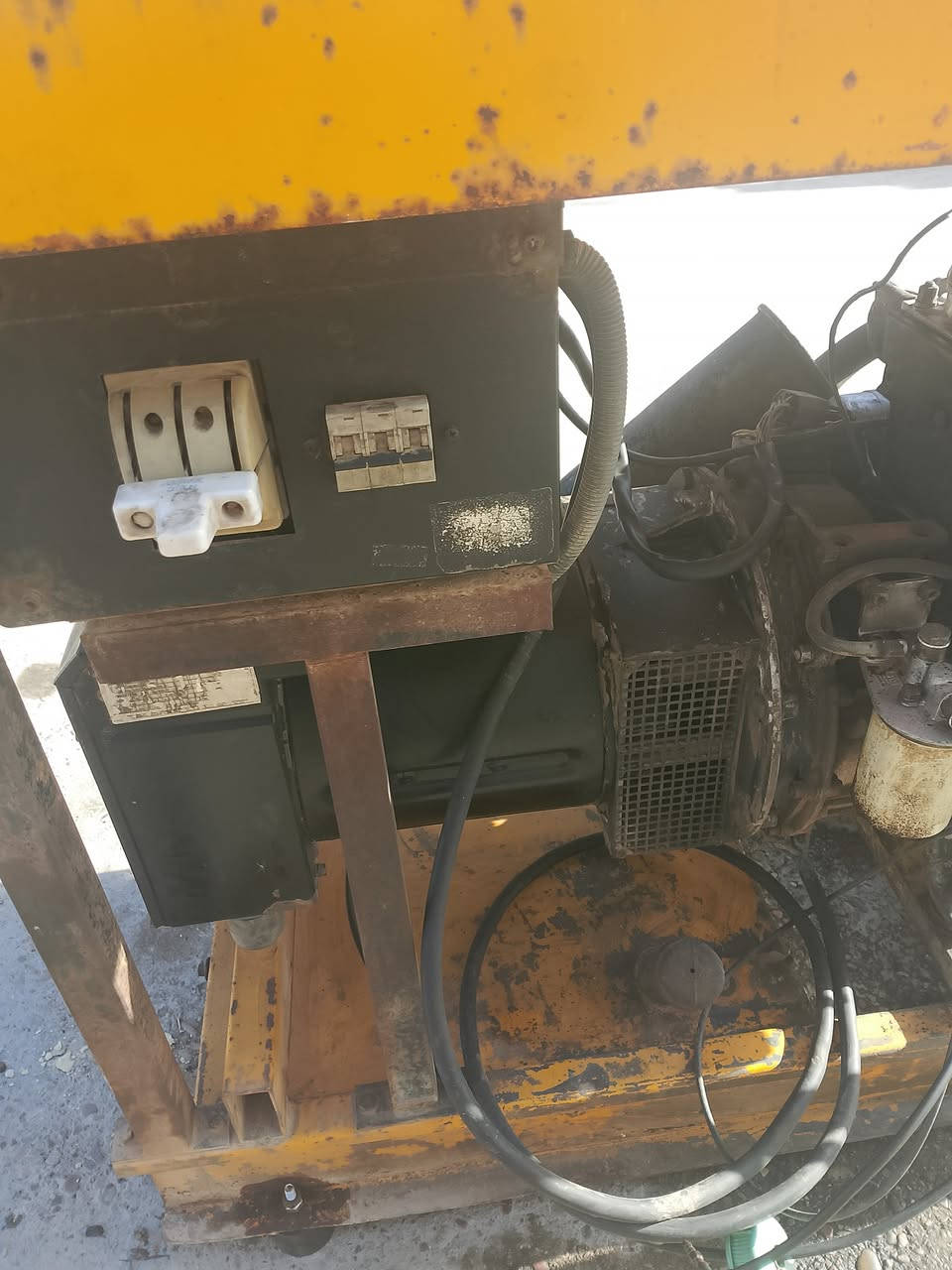 مولد دويز للبيع 3 بستم شغال رأس التوليد 15 كيفي مولد نضيف التواصل علا هاذ الرقم ***********
