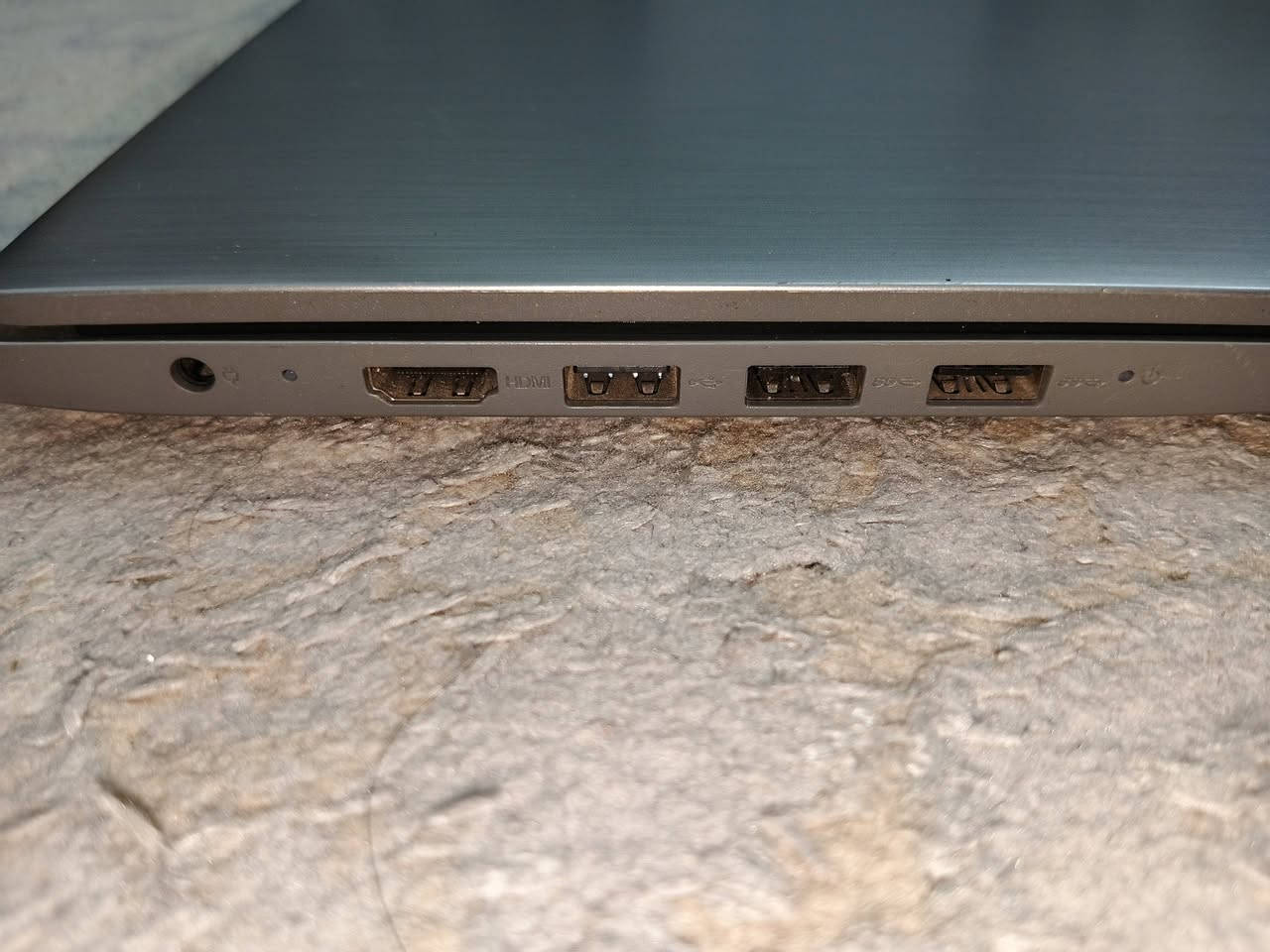 لابتوب لينوفو (LENOVO) الجيل الحادي عشر - نظافة ومواصفات عالية 🚀
لأصحاب الدراسة والعمل المكتبي والتصفح السريع، متوفر جهاز Lenovo بمواصفات حديثة ومتكاملة:
المعالج (CPU): Intel® Core™ i3-1115G4 (الجيل الحادي عشر)، سرعة تصل إلى 3.00GHz. أداء قوي وسلس جداً بالاستخدام.
الذاكرة (RAM): 8GB، تضمن لك سرعة بفتح البرامج والتنقل بينها.
كارت الشاشة: Intel(R) UHD Graphics، ممتاز لمشاهدة المحتوى بدقة عالية والتصاميم البسيطة.
التخزين (الهارد): دمج بين السرعة والمساحة العملاقة:
128GB SSD: للنظام والبرامج (يخلي الجهاز يفتح بثواني).
1TB (1000GB) HDD: لخزن كل ملفاتك، صورك، وأفلامك براحتك.
الشاشة: وضوح عالي وتفاصيل دقيقة.
النظام: مثبت عليه أحدث نسخة Windows 11 Pro أصلية . حالة الجهاز: نضافتة 80 %  السعر : 325 بي مجال بسيط المكان : بغداد التواصل ***********
