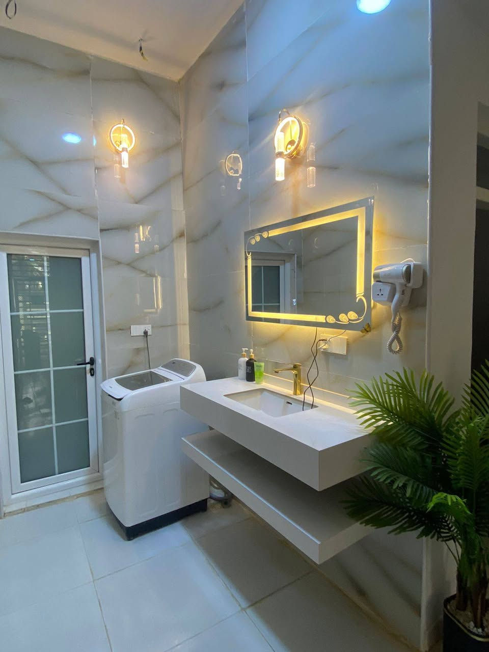 بيت للبيع زراعي سديناويه قرب الدله  عالشارع السايدين مقابل مدرسة بغداد بالفرع شارع ال عبود سعره ب125قفل مابيه مجال  الطابق الاول غرفتين مطبخ بارد مطبخ حار صحيات 2 مدخل  استقبال 6مترات في 4 صاله 7مترات في 4 منور الطابق الثاني غرفه 6مترات في 4 وغرفه 5في 4 وصاله وصحيات عوزهن سيراميك فقط وسطح *********** لانتعامل مع المكاتب او عن طريق المكاتب
