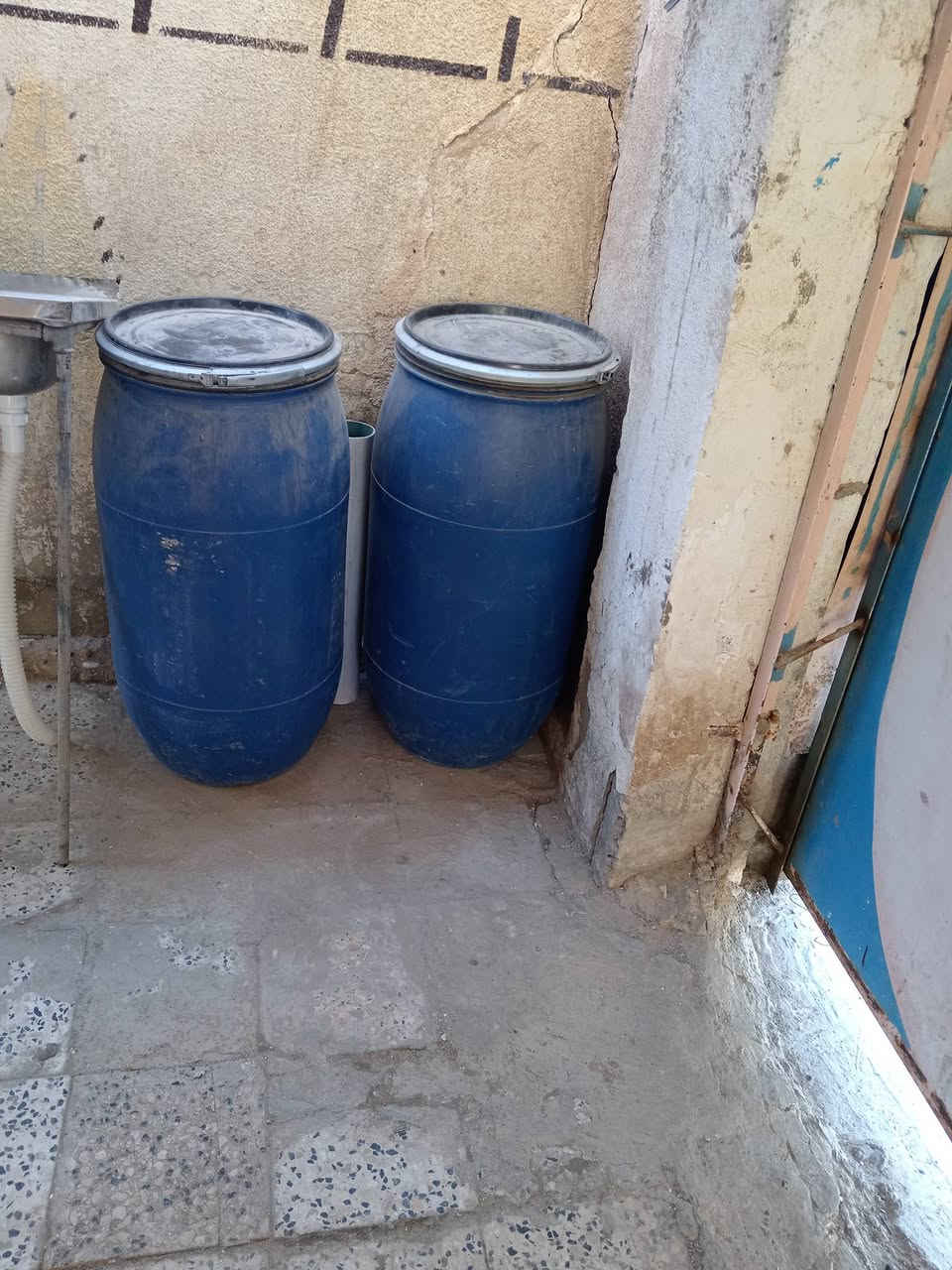 غراض للبيع
براد شغال
سنكي كامل
وبراميل ثنين
***********
