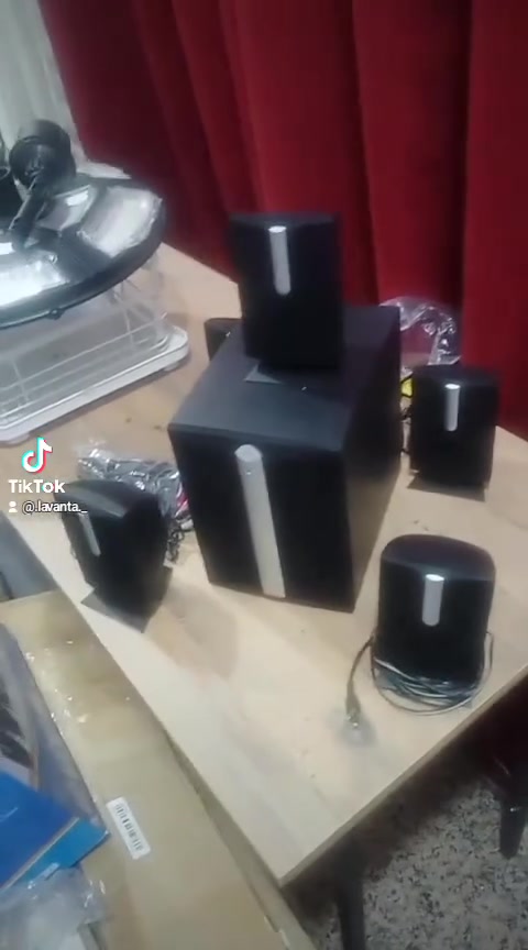 📢 مكبر صوت محيطي 5.1 Multimedia Speaker (جديد بالكرتونة)
إذا كنت تبحث عن تجربة صوت سينمائية في بيتك، أو ترغب في رفع مستوى الصوت للألعاب والأفلام، فهذا النظام هو الخيار المثالي!

​✨ أهم المواصفات المتميزة:

​نظام صوتي 5.1 محيطي: يحتوي على مضخم صوت رئيسي (Subwoofer) قوي مع 5 سماعات فرعية لتوزيع الصوت بشكل مجسم ونقي في كامل الغرفة.

​اتصال لاسلكي (Bluetooth): يدعم التشغيل مباشرة من الموبايل، التابلت، أو الشاشة بدون تعقيد الأسلاك.

​تقنية Hi-Fi Sound: تضمن لك صوتاً نقيّاً عالي الدقة مع بيز (Bass) عميق ومتوازن.

​منفذ USB: إمكانية تشغيل الملفات الصوتية مباشرة عبر الفلاشة (USB Powered).


**إذا كنت صاحب هذا الإعلان وتريد حذفه لأي سبب، رجاءا أرسل رسالة إلى الدعم الفني**