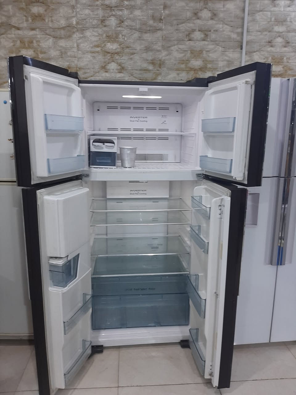 بغداد ١٧سويب 
ثلاجات هيتاشي للبيع اكبر حجم تواصل خاص او اخو الجديد ***********وتساب
