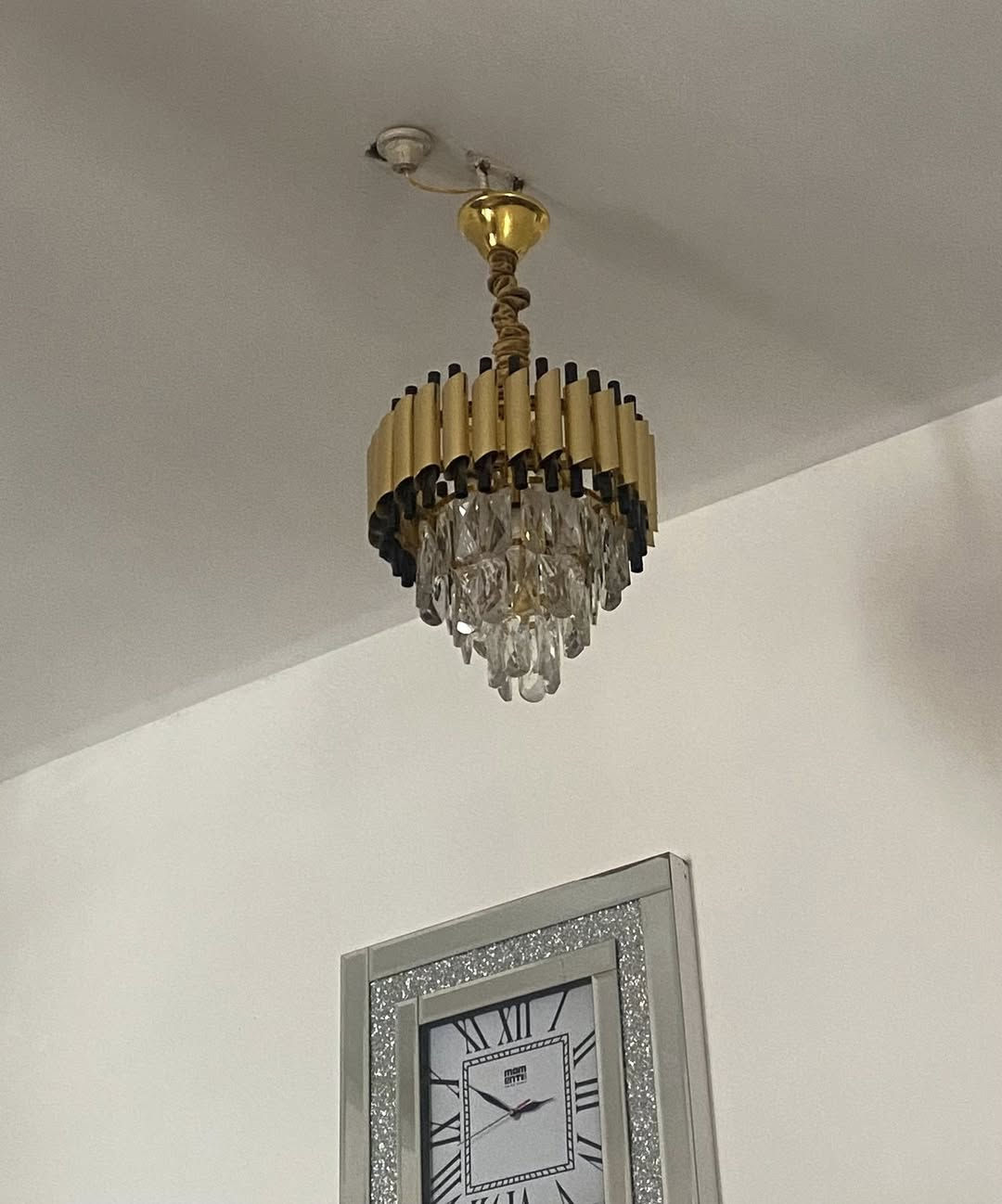 ثريات كرستال  ذهبي مطعم بأسود  حجم 35 سنتم 
3 نزلات كرستال 
تاخذ 5 مصابيح 
3 طكات يعني 3 ألوان ( ابيض - شمسي - اوفايت

سعر الزوج ( 75 ألف )

شاشة بلازما LG حجم ( 32 )
شغالة وعالفحص 
سعرها ( 75 ألف )

العنوان بغداد حي الجهاد الضباط 
رقم الهاتف : ***********
