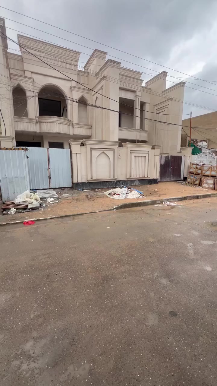 للبيع   تونات عدد٢ مساحه كل دار١٥٠ متر واجهيه ٦ نزال ٢٥ بغداد السيديه مربع ٩٠٠٠ خلف كليه الشعب. 
شارع ١٥ يحتوي كل دار ٤ غرف نوم وخدمات صحيه ٤ 
للستفسار اتصال *********** او زياره مكتب السيديه شارع العلوه مقابيل مدرسه حلم  الغد الاهليه وقرب مطعم سماش مهند الغريري  للعقار
