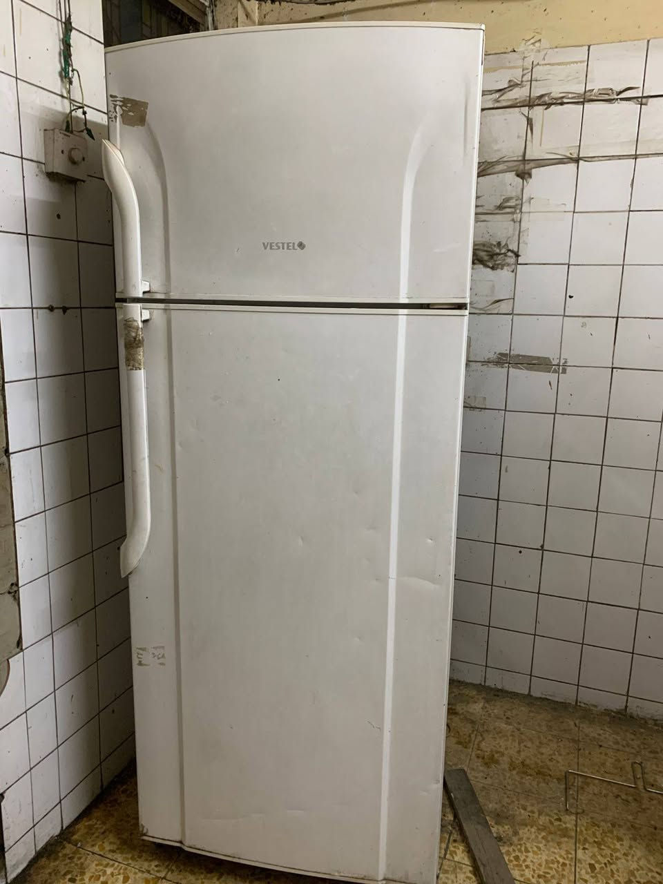 ثلاجه شغاله ونظيفه الطول 180والعرض 70 السعر 200الف ***********
