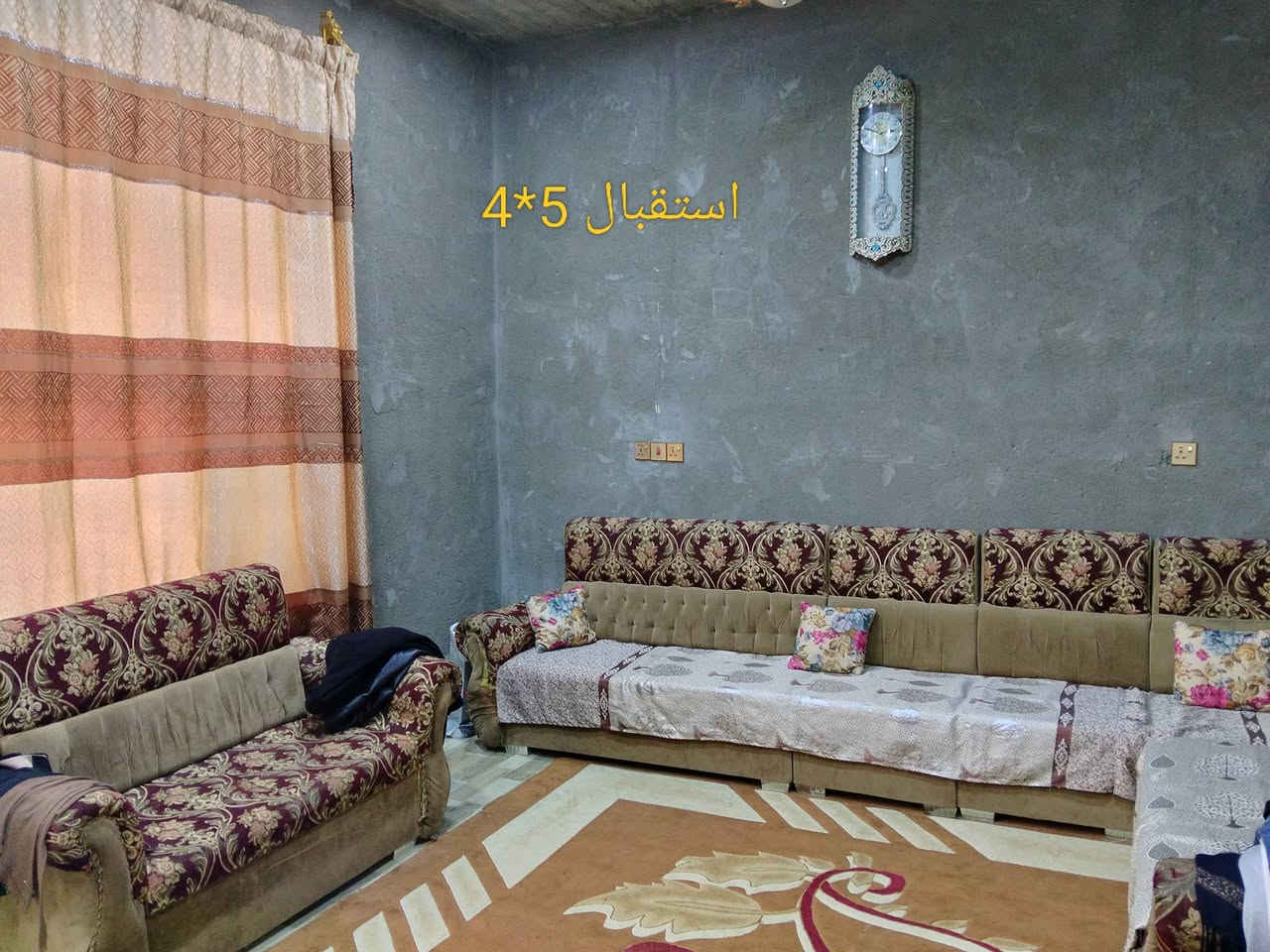 السلام عليكم ورحمة الله وبركاته دار للبيع المساحة 100متر الابعاد 9*11.10يحتوي الطابق  غرفة نوم 4*4وصالة 4*4واستقبال 5*4ومطبخ 3.30*5/الطابق الثاني غرفتين نوم قياس4.30*4وصالة 4.30*6وحمام وصحيات.العنوان كربلاء المقدسة الفرع الرابع حي العباس تبليط ومجاري ومدارس قريبة وكهرباء وطني ومولد خط ذهبي 
يبعد عن الامام مسافة اقل من كيلوين مقابل تيل 18 
للاتصال ***********
