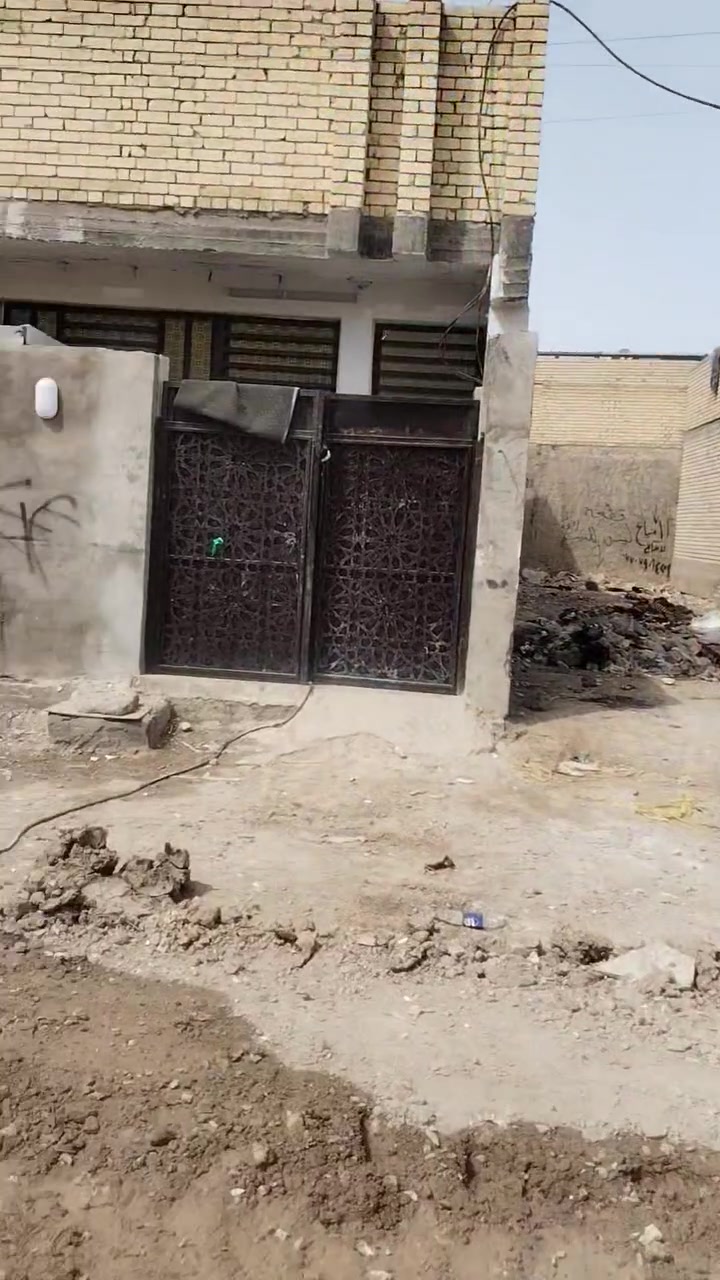 بيت ١٠٠ متر للبيع ضباط ثانيه زراعي قرب سيد منذر اتصل ***********
