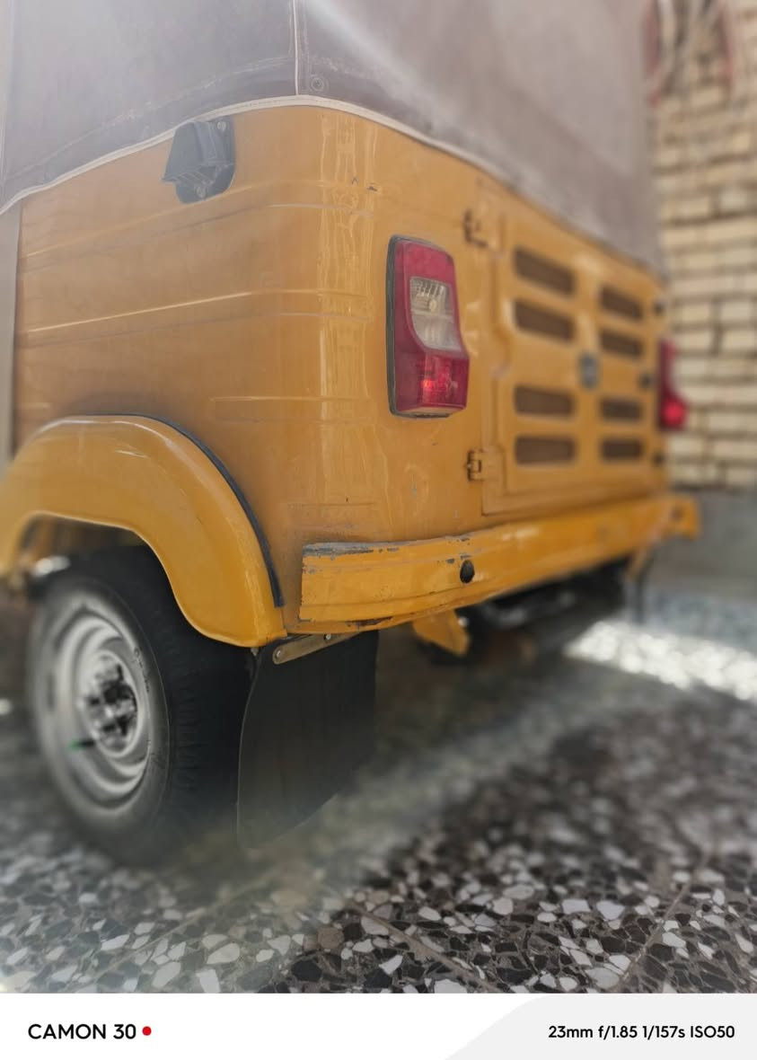 سلام عليكم تكتك لبيع موديل 19
رقم كربلاء أنكليزي 19 سنويه بسمي مكفوله كفاله عامه ما عده دوس تخم تاير جديد محرك خير من الله نقصه بس كبريتر فقط 
سبير جك كامل كهربائيات كله شغاله قماجي كله جديد لايت زنون 
العنوان بغداد *********** تكتك صاله عدي 4 سنوات عله أيدي جاهزه
