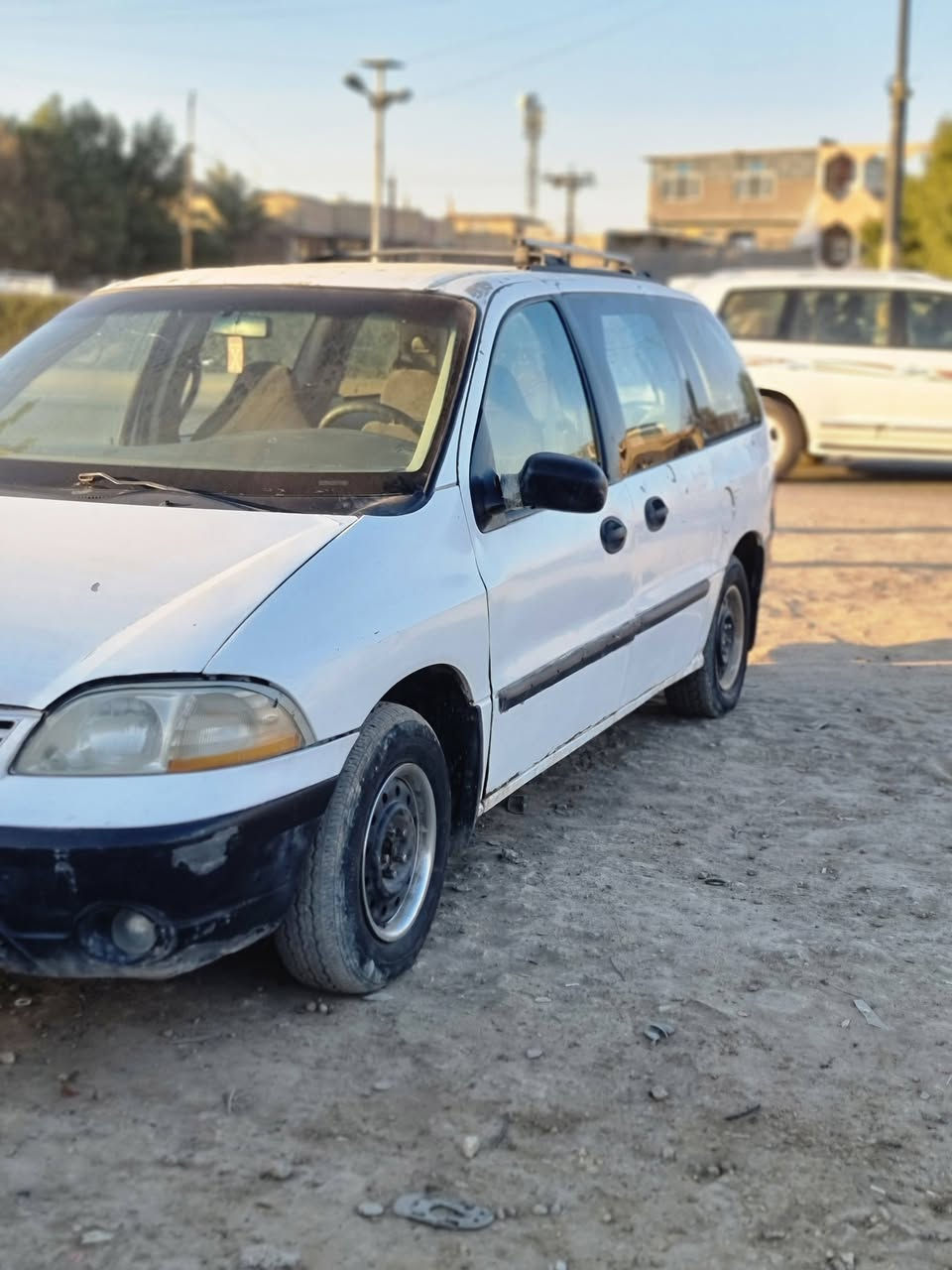 السلام علیکم ورحمة الله وبركاته
.سياره  فورت وندستار  موديل (٢٠٠١)  سنويه 2028 رقمها بغداد 
 مكينه 2400  كامري  ابو الچف 
سبعه راكب 
ما نقصها شي بس بيها خيط بخار و تلحيضات بسيطه وترايك للبصره  
سعر 33 بيها جال  
هے***********
