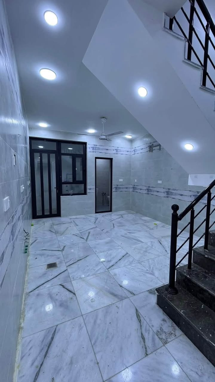 بـيـت للإيـجـار  ( ثلاث طوابق ) ( نضيف جداً )
______________________________________
📍 السيديه - قرب شارع النخيل 

🔷مساحه 50m
🔷  3 غرف  نوم (سويتات) 
🔷صاله
🔷مطبخ 
🔷خدمات صحيه بكل طابق 
🔷 السعر : 850 الف 
——————————————————
للاستفسار اكثر : ***********
