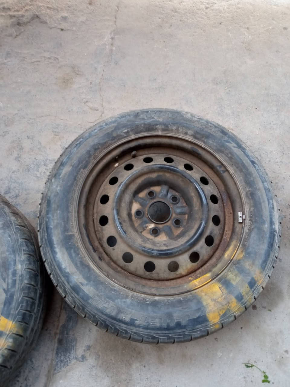 سلام عليكم زوج تاير وياله مال حاويه خليجي جوه سوك ***********
