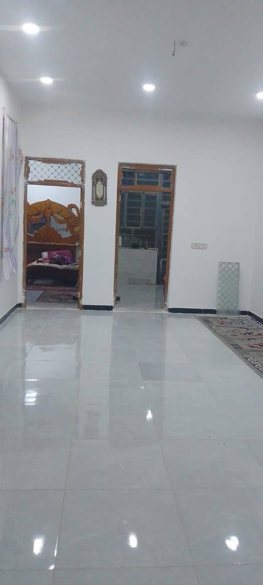 بيت للبيع حي الحشد سيد حمزة المساحة 125متر غرفة وصاله ومطبخ وستقبال وصحيات داخليه وخارجيه شغل درجة اوله بناء طابوك اساس كونكريت سقف كونكريت. لستفسار ***********
