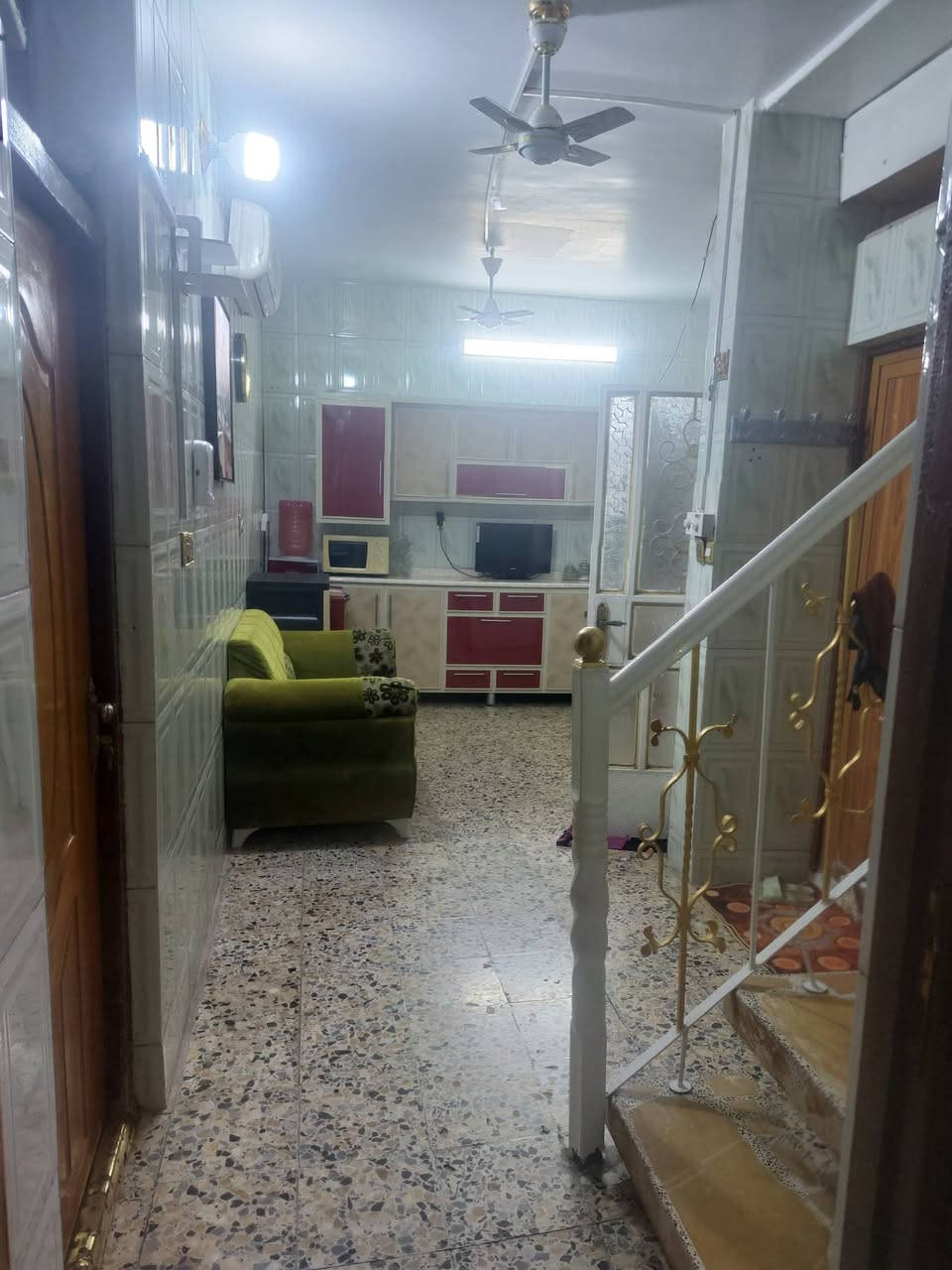 مكلف بالنشر السلام عليكم بيت للبيع ٥٠ متر ركن بيت نظيف في منطقة الشعب شارع عدن خلف متوسطة صلاح الدين محلة 339 نهاية شارع وصفي المضمد بالقرب من فلكة سوك شلال الأولى صاير بنص السوكين سوك شلال وسوك الصبح منطقة تسمى شارع ٤٠ شارع رئيسي ١٥ متر الفرعي ١٠ متر مدخلين مدخل البيت الرئيسي ومدخل على الفرع المجاور وبيه كرفان مخزن في المدخل الثاني نواقص البيت كاشي فقط الهول شي قليل تقريبا متر مربع مكفع مو كله الطابق الأرضي صالة ومطبخ ومخزن ومنور وحمامات اثنين خارجي وداخلي وفوك غرفتين زغيرة وجبيرة وسطحين البيت بأسم بنيه يعني مو ورثة ونفتح بيان ثاني يوم ونتفاهم على المخالفات
*********** ابو محمد السعر ١٤٠ مليون وبي مجال لجيتكم وبي غراض للبيع اذا احد يحب يشتري البيت والغراض مثل سبالت جداري طنين وسبلت كنتوري وكاونترات وثلاجة ومجمدة وبراد تخم قنفات البيت حاليا فارغ ومقفول يعني تتكاتب تفتح بيان تحول البيت بأسمك وتاخذ البيت لامدة ٣ أشهر ولا شي وبدون دلالية وبالخير وموفقين للمشترين والي عنده سعر بباله يتصل عليه وكلشي بالقسمة ان شاءالله تريده سكن او تأجير اقل شي ٤٠٠ يتأجر
