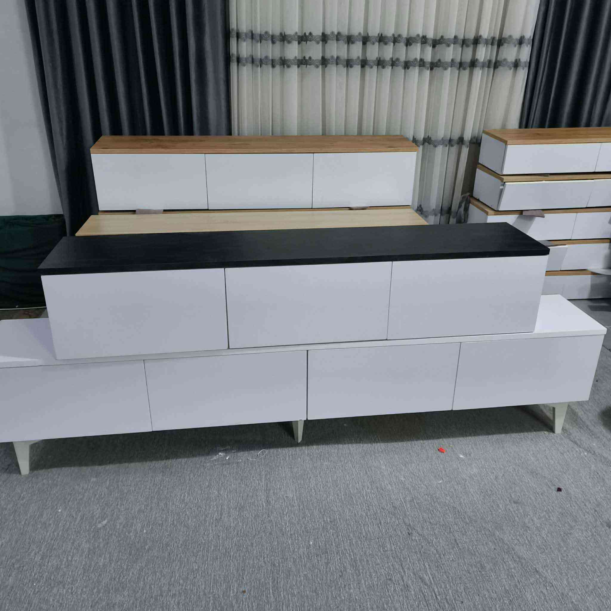 جوانترین ڕەفەی تەنیشت مێزی تیڤی بە دەرگای شوشەو ئەلەمنیۆم بە گڵۆپی لینەر لەسەر داوای کڕیارە بەڕێزەکانمان بەردەستەوەنرخی 80 هەزارە وەگەیاندن و هەڵواسین تەنها  5 هەزارە بۆناو شاری سلێمانی شوێنمان لە بەکرەجۆیە 
*********** السليمانية, العراق
