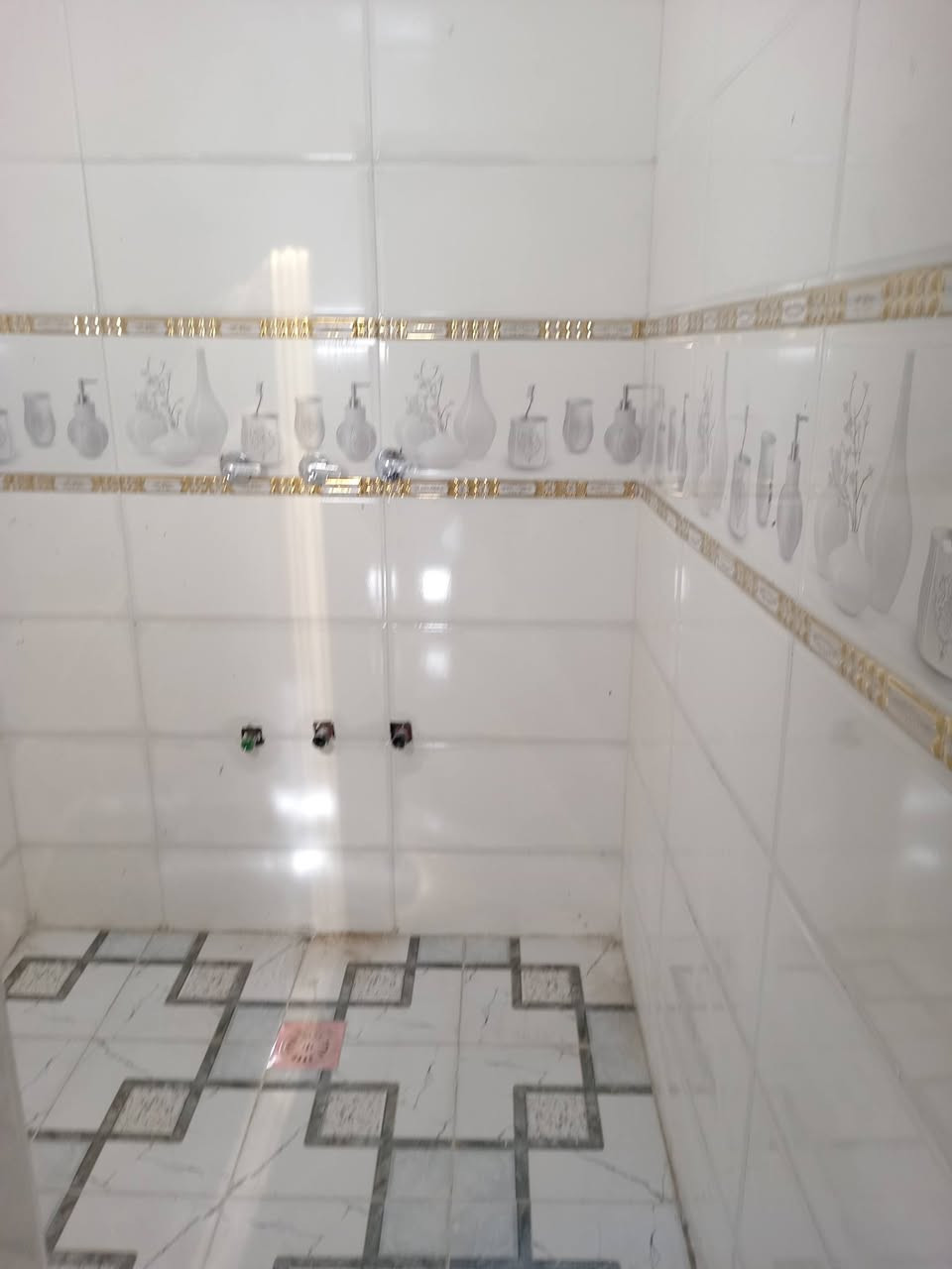 مشتمل جاهز للسكن ماء وكهرباء بلباب بأسمي السفحه الثانيه بل 8 الاف خلف شارع أحمد الوائلي الاستفسار ***********
