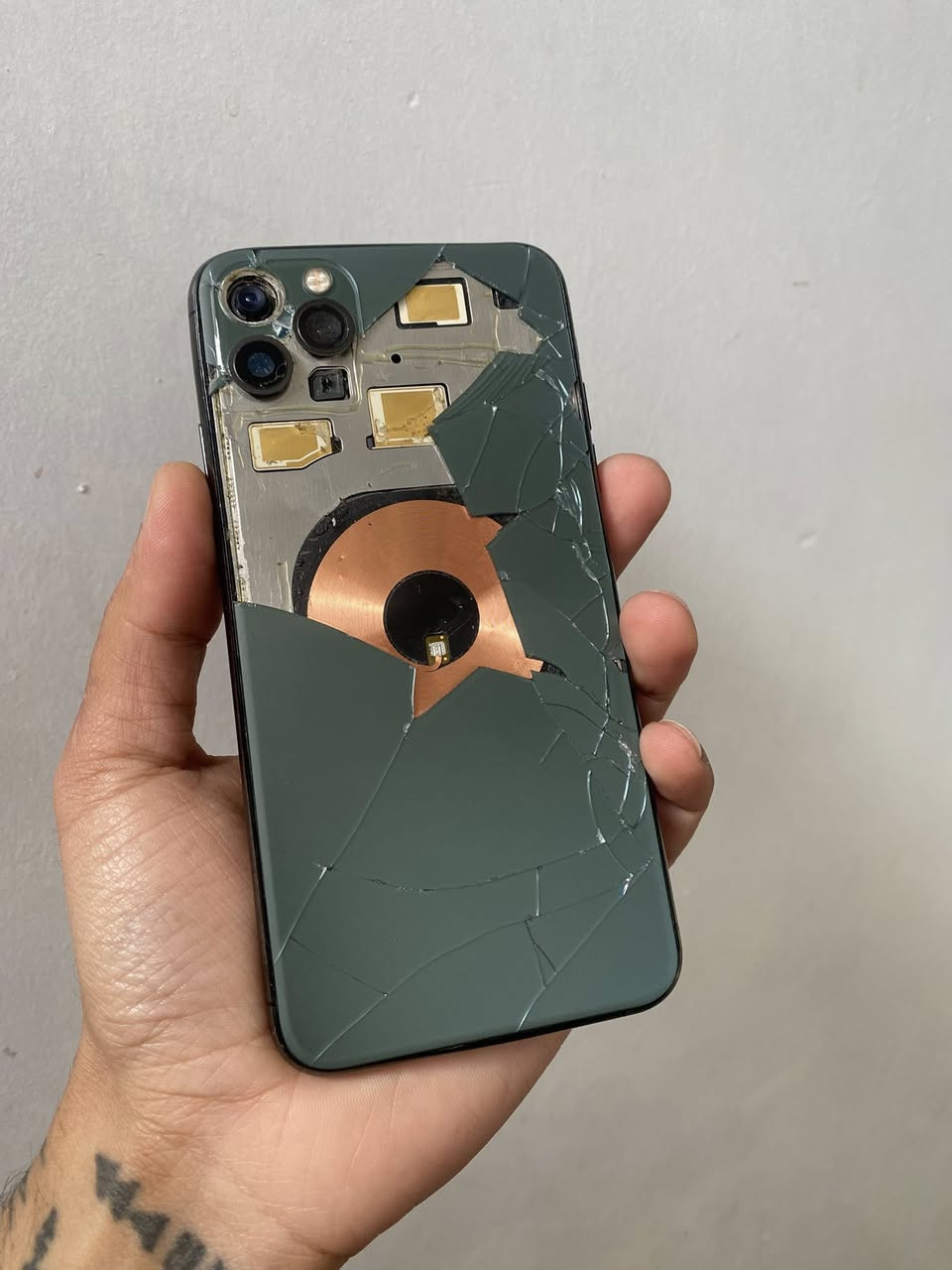 ايفون 11 برو ماكس مقفول ايكلود الي يفيدة ***********
