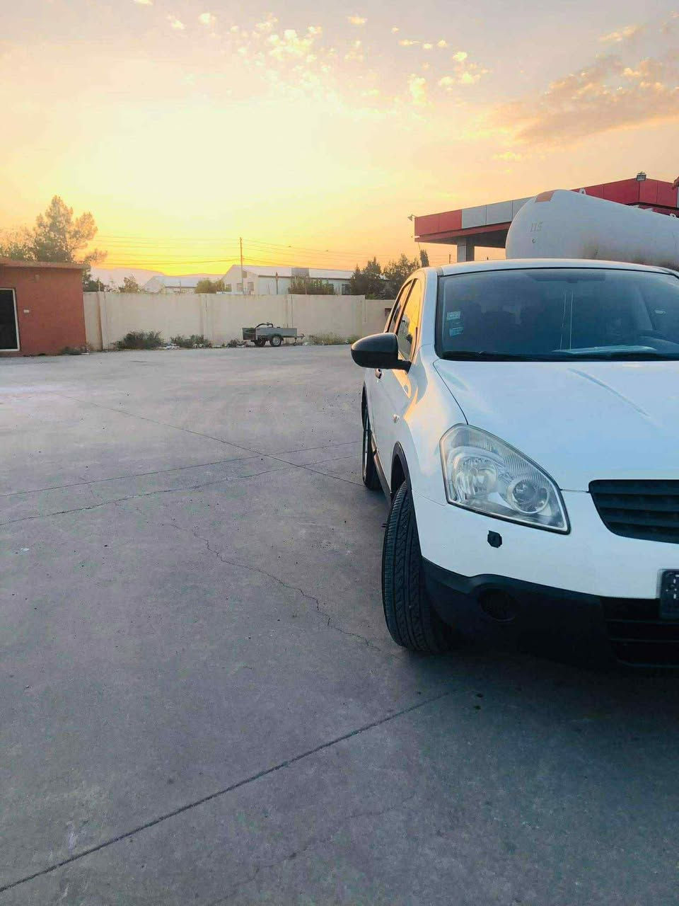 سەرەتا بە ناوی خوای گەورە
نیسان قاشقا ٢٠٠٩ بێ بۆیاخ
سەیارەکە ساخە نە موسە نە بڕاوەیە 
مەنفێسی عەسڵیە و لەسەر ئەو ڕەقەمەیە مەنەفێسەکەی 
گێرعادیە مەکینەو گێڕی بەشەرت 
دوو کوشن هیتەرە ڕۆنی تازە گۆڕاوە 
سەیارەکە هی ماڵە سەیارەی مە عرەز نیە سعری ٥٧$ گەڵاو مە عامەلەیە شوێن شارەزور 
ژ.م(***********)
