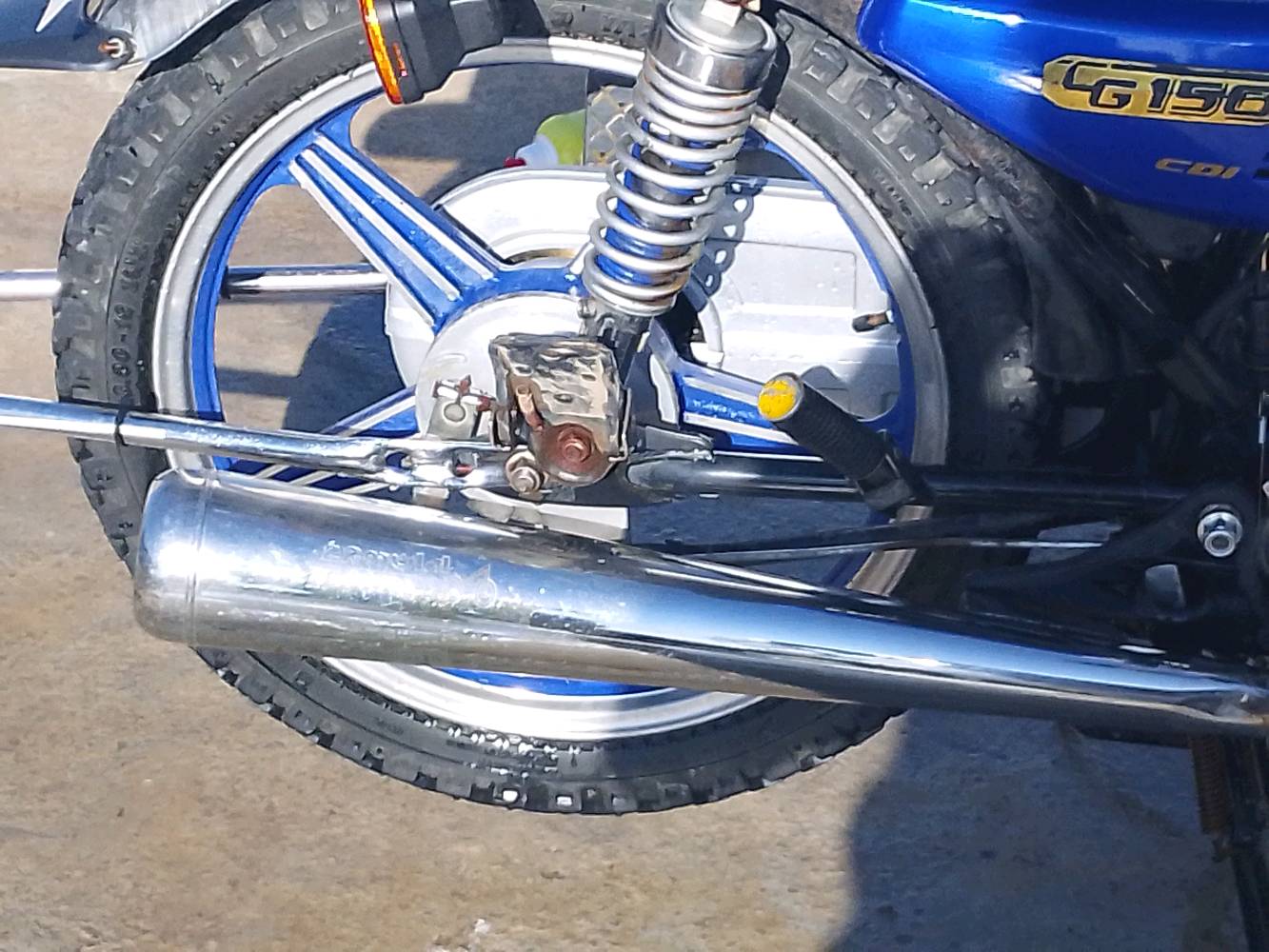 دراجة نارية CG150 موديل 2020 بحالة جيدة جدًا. لونها أزرق مع تفاصيل جمالية باللون الأصفر. تحتوي على نظام تشغيل كهربائي وموتور قوي يوفر أداء ممتاز. التصميم مريح مع مقعد مناسب للرحلات الطويلة. تم صيانتها بانتظام ولا تحتاج إلى أي تصليحات حالية.