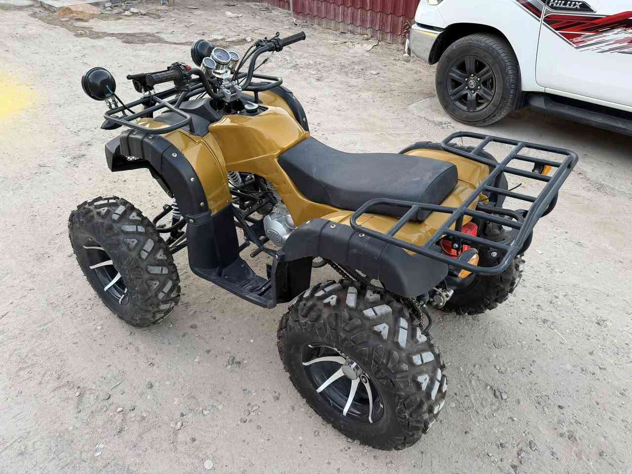 السلام عليكم
دراجة رباعية جديدة لوك 
الحجم الكبير
محرك 250 cc
بعدها دهن الشركة 

مليون و250 بيها مجال 

العنوان الدورة حي الصحة
***********
