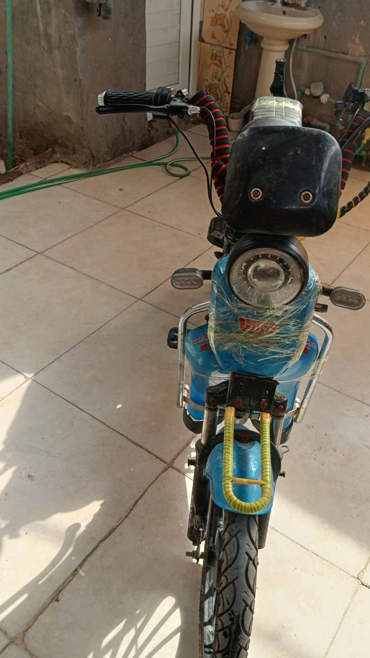دراجة شحن للبيع شغالة تايرات جديد لوك كهربائيات كاملة نقص بطاريات اثنين بس  رايده250 ))***********
