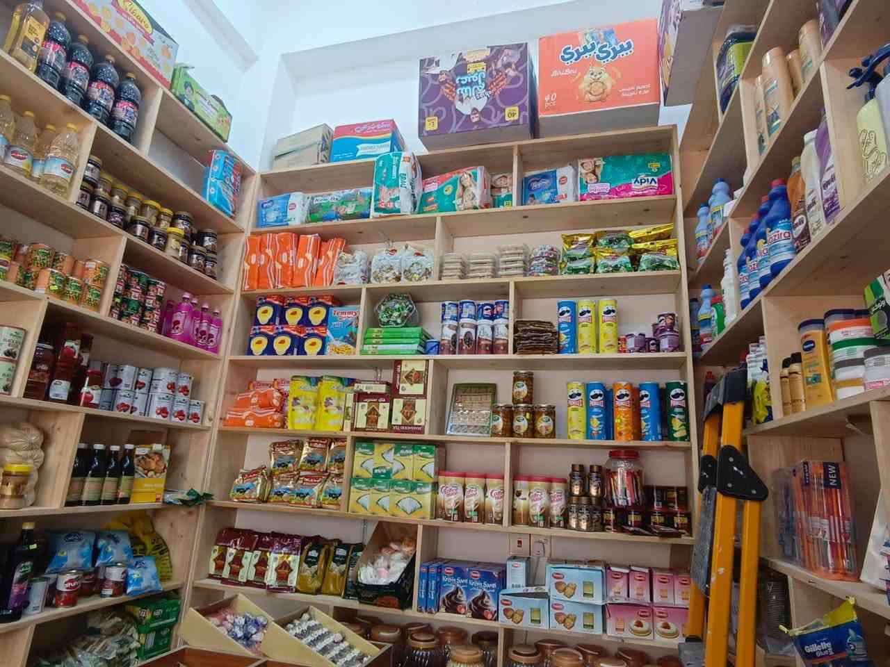 للبيع
رفوف عدد 3 مع ميز عرض عدد 2 مثل ماموضح بالصورة خشب روسي ونظيف جدا 
***********
