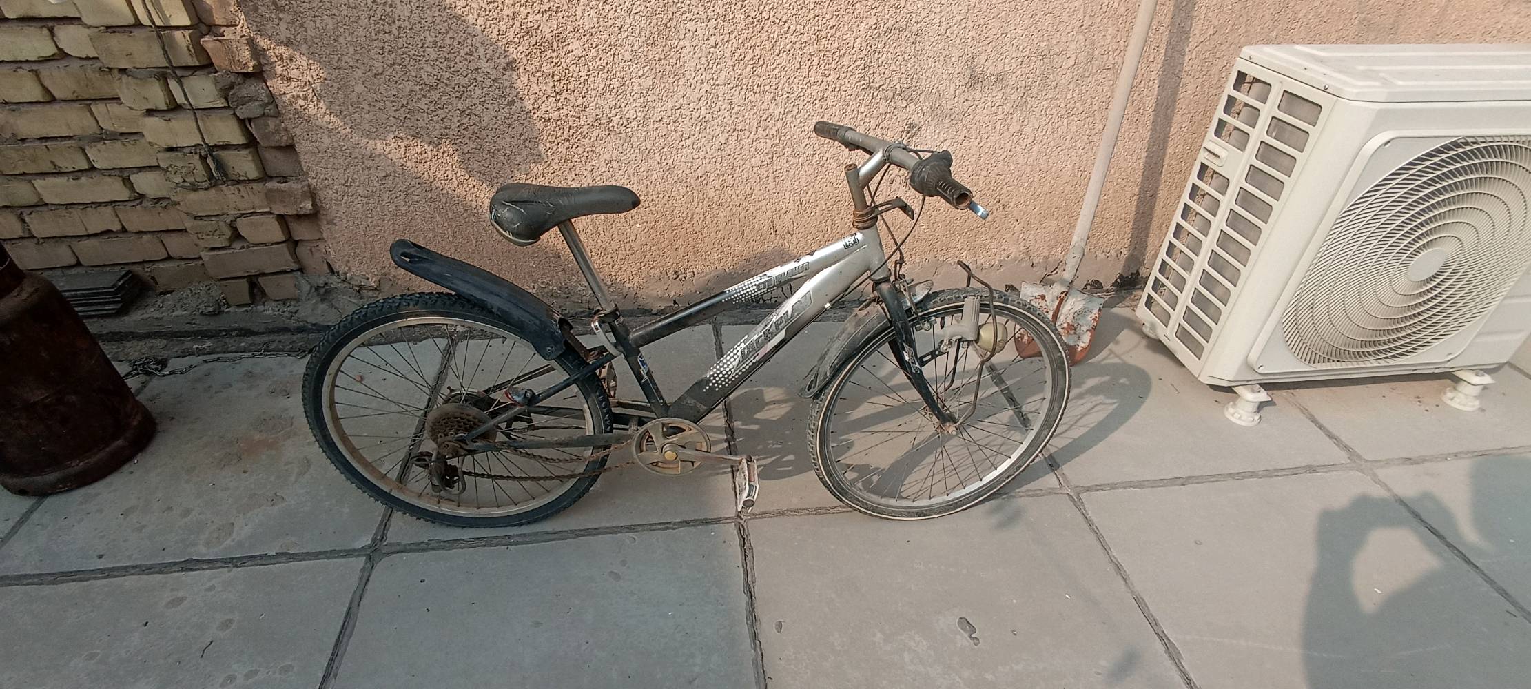 بايسكل مستعمل 
للبيع وبيه مجال للشراي 
بس يرادله تنظيف وتبديل جوبات وتنظيف الزنجيل بسيط بس اتحطله دهن
عطلاته بس اكو قطعه تثبت الزنجيل ما تشتغل
الگير بيه 6 سرعات ويشتغل
الموقع : بغداد الاورفلي