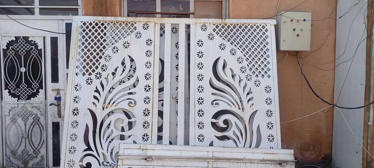 سلام عليكم
باب حديد مع سياج كامل طول 2 متر عرض 5 متر 

للبيع للاستفسار ***********
