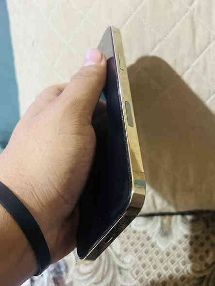 بطاريه 86 مكفول من التبديل والفتح شاصي حيل نضيف ما عدا الكسر الي بضهر مماثز على شي ابد  نموذج LL/A امريكي اصل الجهاز شحن يطول يوم كامل يشهد الله جهاز  ما مستدبل اي قطعه شرط الفحص وين ميعجبك ما عدا الكسر الي بظهر ما ماثر على اي شي ولا حتى مفطور ابد ملحقاته فقط كيبل الاصلي وكفر كارتون مو وياه شادله لزكه حمايه + حمايه عدسات 2
مكاني بصره السعر 525 وبيه مجال حك الجيه 
الرقم ***********
