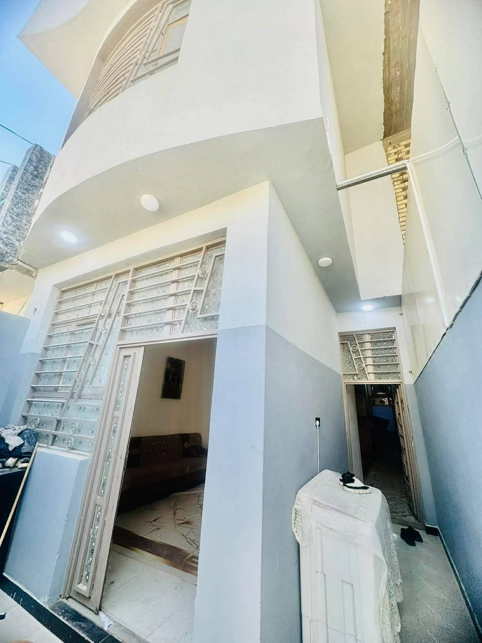 بيت للبيع مكانه نجف حي نداء خلف مأكولات ايهاب   مباشرتن قريب عله شارع المجمعات مساحه 100 متر طابقين 
مطلوب للمصرف100 مليون لكفيل ثابت 
لتطلوعه 46  معه الكفيل  
تسديده 475 الف بيت جديد 
شغله درجه والئ طابوك جمهوري صب كون كريت
لستفسار 
***********
