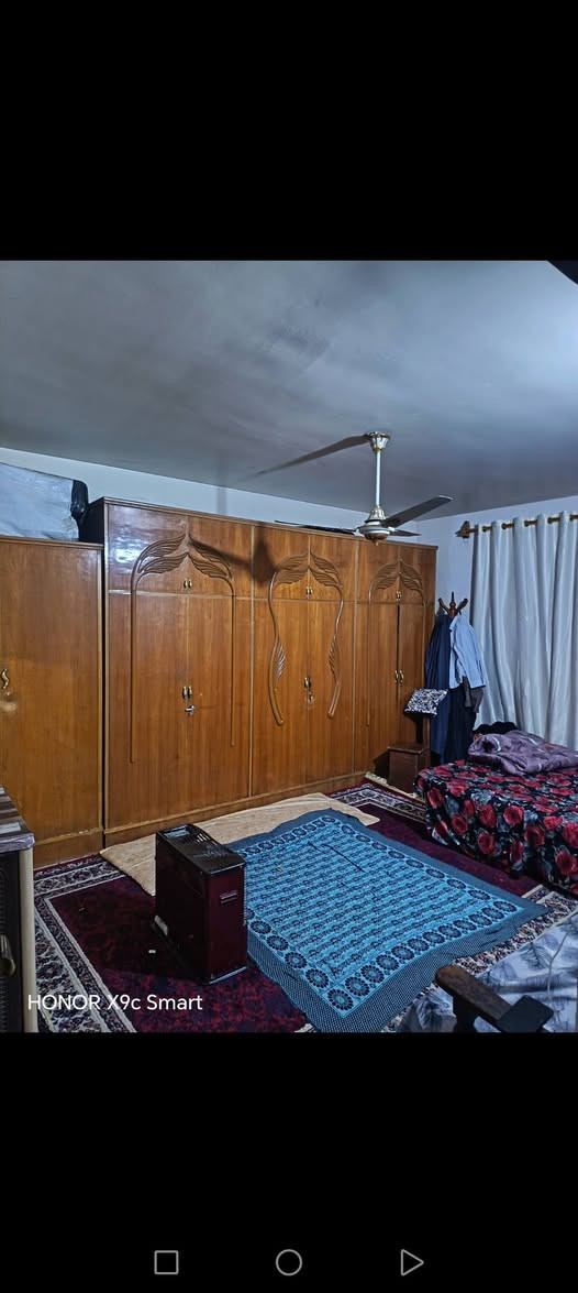 السلام عليكم دار للبيع مساحة 240متر يحتوي على 4غرفة نوم وصالةومطبخ وخدمات وكراج  بيت نظيف ارضية مرمر موقع ممتاز ظباط شهداء بياع خلف مدرسة الاماني الاستفسار على هذا الرقم ***********
