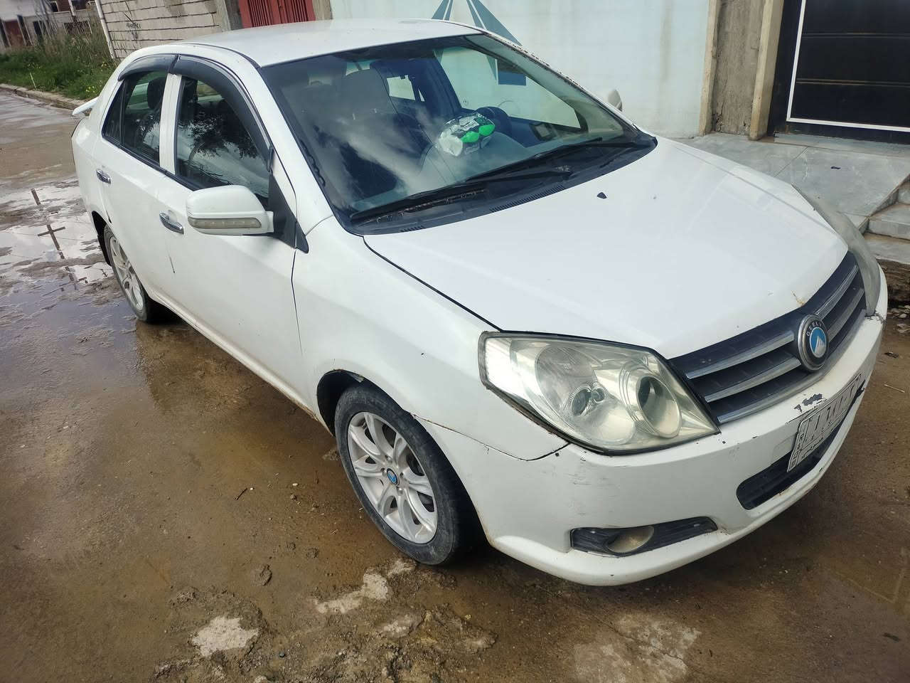 جيلي إم كي 20013 گير محرك شرط وبيها طخات خفيفه معدله يرادلها صبغ داخل 80 بلميه سياره جاهزه تحويل و وكاله صاحبها الشرعي موجود بلموصل بيها كابون ورقي السعر 50 وبيها مجال السياره موجوده بل ايسر ***********بي واتساب
