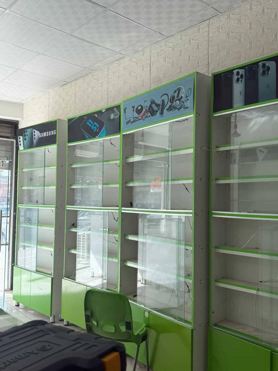 معروض للبيع فاترينات تركي ثقيل درجة اولى رفوف ارتفاع 2 متر ونص عمق 25سم والعرض 1 متر اعلام ضوئي وانارة داخلية تحتوي على  ملحق كومدي مع جام سلايد العدد 14 فاترينا مع ميز عدد 6 كما موضع بالصور وسعرهن بي مجال حلوو للاستفسار اكثر الاتصال على الارقامم
*********** / ***********
