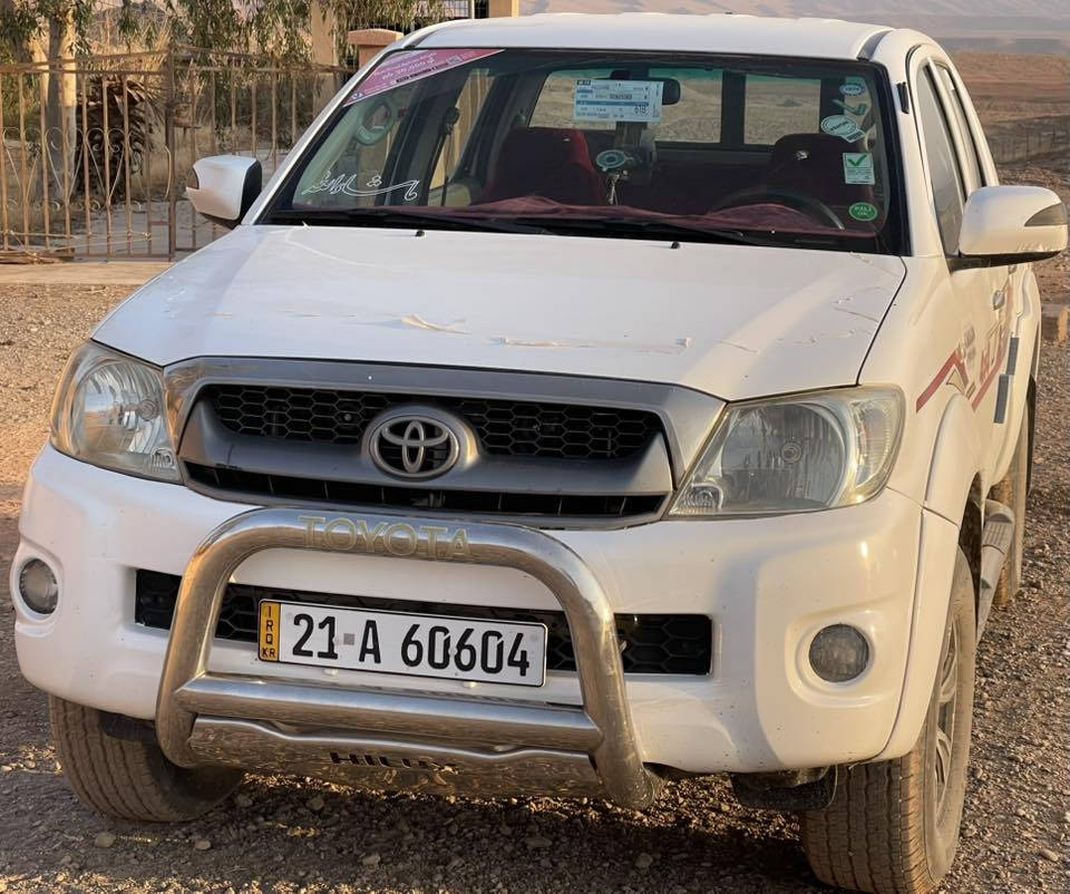 تۆیۆتا هایلۆکس 2011 دەبڵ ئەکسل
نمونەیە لەجوانی 

سەیارەکە هەتا بلی جوانە تازە مەكینەی داگیراو  دوو هەفتەیە 

تایەو ویلی تازەی لەژیرە 

 بێ تەقەو رەقەیە  بەشەرتی دە فیتەر یەك چركەو پینج گەلا ببرا   

سەیارەکە  مالی دۆستە  ئەگەر موشتەری نیت سەرمان مەیەشێنە  ژمارەی خاوەنەکەی 

***********
