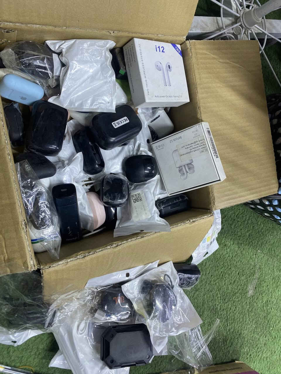 ايربودات بهذا شكل عدد ١٠١ قطعة شلعة ٢٠٠ الاف كلهم ويا توصيل كل شغال مبيهن فحم بس تشحن تشتغل


**إذا كنت صاحب هذا الإعلان وتريد حذفه لأي سبب، رجاءا أرسل رسالة إلى الدعم الفني**