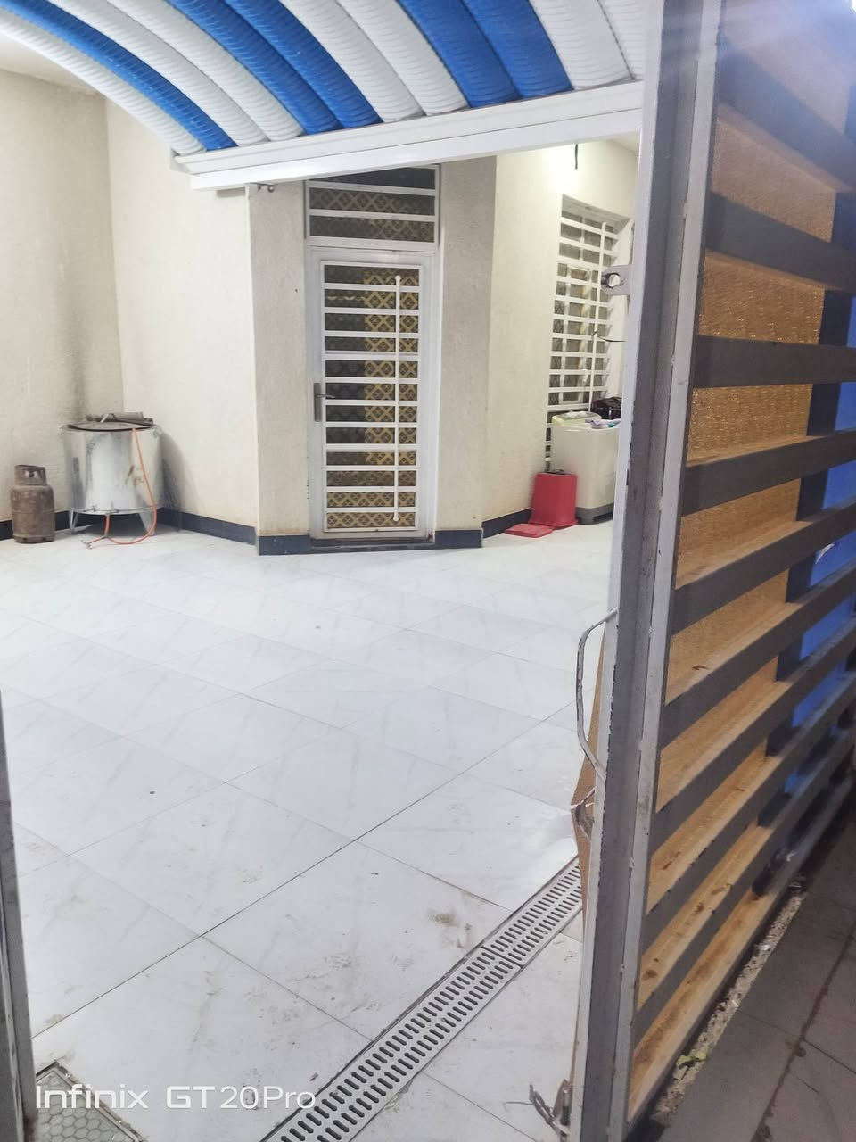 بيت للبيع مساحة 180 متر، العنوان حي الشهداء قرب جسر الزهور وخلف إسالة الماء، بيت بصف الركن،
طابقين، الطابق الأول كونكريت، يتكون من غرف نوم عدد 2+مطبخ +صالة+أستقبال +كراج سيارة +مجموعة صحية داخلية وخارجية
أما الطابق الثاني عكاده يتكون من غرف نوم عدد 2 +صالة
بناء سنة 2023
واجهة 9، نزال 20 
قابل للبيع مع الأثاث أو بدون الاثاث 
السعر خاص أو الأتصال ع الرقم
***********
