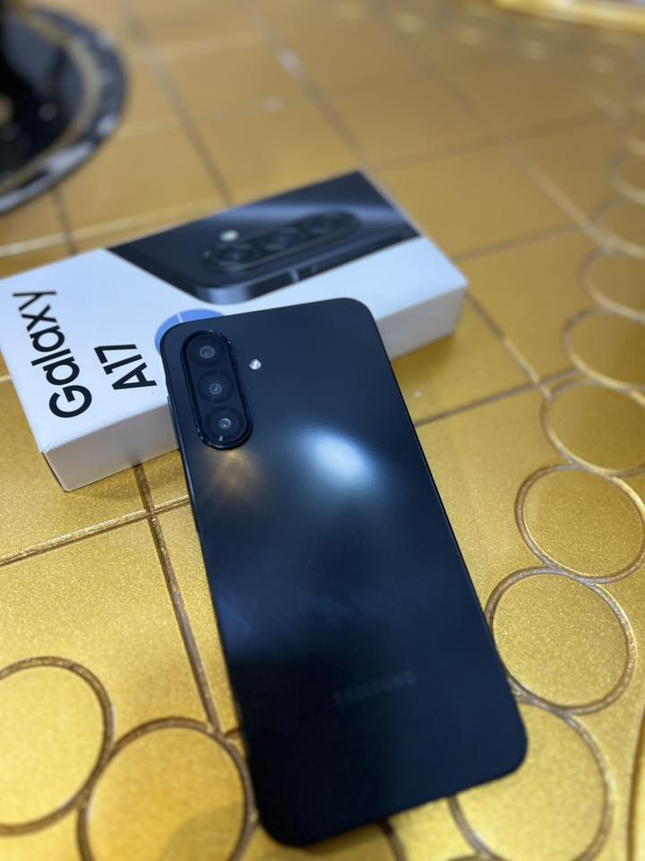 تلفون للبيع مع كامل ملحقاتة استخدم أسبوع فقط السعر ٢٨٠بي مجال مستعجل على بيع اتصال الرقم ***********
