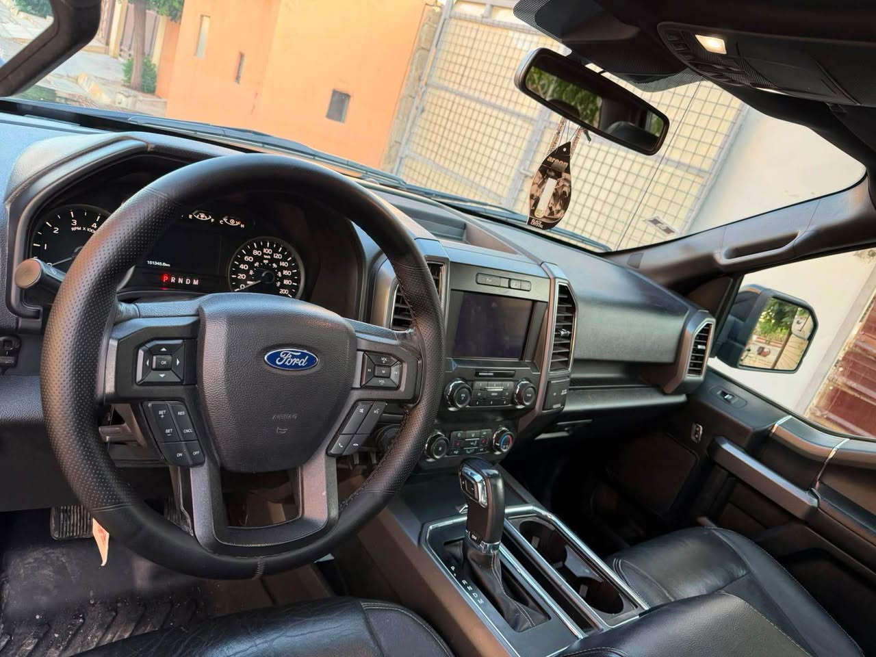 ‎
کوردی -عربی

🚘 فۆرد F-150 XLT (مۆدێل 2019) - بەشێوەی ڕاپتەر 🚘
فۆڕدێکی زۆر خاوێن، بۆ فرۆشتن!
🌟 تایبەتمەندییە سەرەکییەکان:
* مۆدێل: 2019
* ڕەنگ: ڕەش
* بۆدی: بۆدی کورت و دەرگا گەورە
* دیزاین: شکڵ ڕاپتەر (دەستکاریی ئەمریکا)
* کڵین تایتڵ (بێ بۆیاخ، بێ ساردی، بەشەرتی بێ کەموکوڕی)
⚙️گێرو مەکینە و مەکینە:
* مەکینە: 2.7 لتر (6 پیستۆن) دووانە تۆربۆ (دبڵ تۆربۆ) — گێرو مەکینەی نەکراوەتەوە بەشەرت
* ڕۆشتووی: 152,000 کم
* ڕەقەم: هەولێر بە ناو خۆمەوەیە
* سیستەمی لێخوڕین: دەبڵ ئەیكسڵ (4x4)
* مۆدی لێخوڕین: 5 مۆدی جیاوازی لێخوڕین
‎🛋️ دیزاینی ناوەوە و ئاسوودەیی:
* گێر: لە ئەرز
* سەقف: پانۆراما
* کوشن: جڵد
* کارپێکردن: شەغاڵ (داگیرساندن لە دوورەوە)
‎📦 زیادکراوەکان:
* قباغی بۆدی و ناوبۆدی لەسەرە
‎📞 پەیوەندی کردن:
* ژمارەی مۆبایل / واتساپ: ***********

نرخ :  ٢٧٠ $

تێبینی: ئۆتۆمبێلەکە زۆر خاوێنە و هیج خەرجییەکی تێدا نییە. بۆ زانیاری زیاتر یان بینینی ئۆتۆمبێلەکە پەیوەندیب بکە  یان لە واتساپ.

🚘 فورد F-150 XLT (موديل 2019) - شكل رابتر 🚘
فورد نظيفة جداً وبأعلى المواصفات، للبيع!
🌟 المواصفات الأساسية:
 الموديل: 2019
 اللون: أسود
 البودي: بودي قصير وباب طويل 
 التعديل: شكل رابتر (تعديل أمريكا)
 التقرير: كلين تايتل (بدون صبغ، بدون تعديل بارد، بشرط السلامة من أي عيب)
⚙️ المحرك والمكانيك:
 المحرك: 2.7 لتر (6 سلندر) دبل توربو — الجير والمحرك بشرط عدم الفتح
 المسافة المقطوعة: 152,000 كم
 الرقم: أربيل (باسم صاحب السيارة)
 نظام الدفع: دبل أكسل (4x4)
 أنماط القيادة: 5 وضعيات قيادة مختلفة
🛋️ المقصورة والراحة:
 الجير: أرضي
 السقف: بانوراما
 المقاعد: جلد
 التشغيل: عن بُعد (شغال)
📦 الإضافات:
 غطاء حوض (بادي) مع تلبيسة الحوض الداخلية موجودة

السعر: ٢٧٠ $
📞 للتواصل:
 رقم الهاتف / واتساب: ⁠*********** شمشمل, السليمانية
