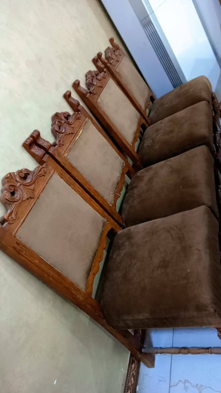 مكلف لنشر  ميز مع 6 كراسي لبيع 
سعر جدا مناسب 
حجز على خاص 
***********
