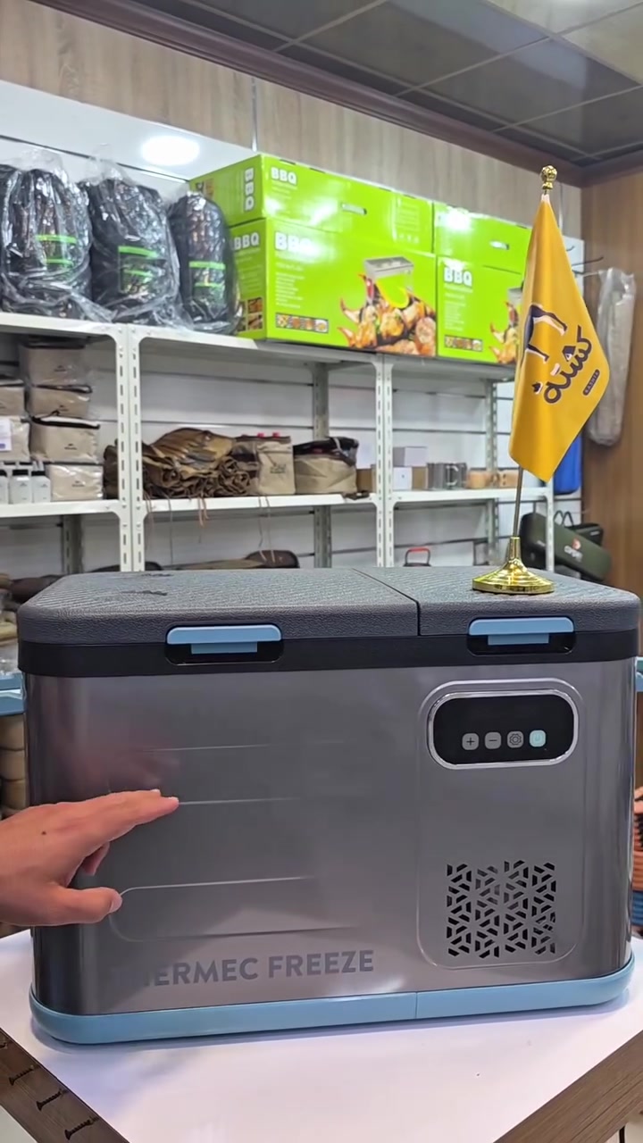 🏔️ ثلاجة ومجمدة السفريات الاحترافية من THERMEC FREEZE 🏔️من (🔥معرض كشتة🔥)
​جبتولنا هواي أسئلة على ثلاجة تبرد الگلب بالصيف ودوام السفر؟ هسة وصل الوحش! ثلاجة ومجمدة THERMEC FREEZE الاحترافية، القطعة الأساسية اللي ما تستغني عنها بكل كشتة، طلعة، أو سفرة طويلة.
​⚡ المواصفات والمميزات الفنية:
​شغلها وين ما تريد: تشتغل بنظام ذكي على كهرباء البيت العادية، وتشتغل داخل السيارة على جكداح ١٢ فولت أو ٢٤ فولت (يعني للسيارات الصغيرة والصالون وحتى اللوريات الكبار).
​كومبريسر حقيقي (مو مروحة): الثلاجة مجهزة بكومبريسر أصلي وقوي يعطيك أداء تبريد وتجميد حقيقي وسريع ومتحمل جونا الحار.
​انجماد حاد وتجميد يوصل لـ (-20^{\circ}\text{C}): تگدر تخلي بيها لحوم، عصاير، ومجمدات وأنت مطمئن، تجمدلك الحاجه تجميد صخر!
​حفظ برودة خارق (٢٤ ساعة بدون كهرباء): بفضل العزل الحراري عالي الكثافة، حتى لو طفيت عنها الكهرباء أو فصلتها من السيارة، تبقى محافظة على نفس درجة البرودة والانجماد لمدة ٢٤ ساعة كاملة.

تنطيك راحة بال تامة بالسفر، وداعاً للمستكة وموعان الثلج بالصناديق الفلين القديمة. ويا THERMEC FREEZE، سفرتك وطلعتك ليل ونهار باردة ومنعشة!
​🛒 متوفرة الآن في المعرض كشتة🔥

عنوان كركوك شارع جمهوريه مودا مول مقابيل سمرقند 🏢 للحجز ***********بي 

#ثلاجة_سيارة #كركوك #بغداد #كركوك_محافظه #البصرة
