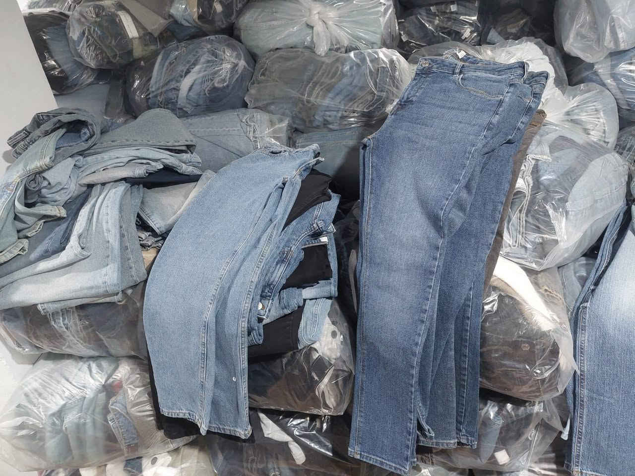 شروة 4000 بنطال جينز رجالي نسائي مناصفة.  

المقاسات المتوفرة بشكل خليط مكسر : 28.....38
نسبة المقاسات الوسط هي الأكثر ( 30...34 )

السعر .1.80 دولار 

أقل كمية للبيع بهذا السعر 1000 قطعة.

البيع خليط رجالي نسائي حصراً


**إذا كنت صاحب هذا الإعلان وتريد حذفه لأي سبب، رجاءا أرسل رسالة إلى الدعم الفني**