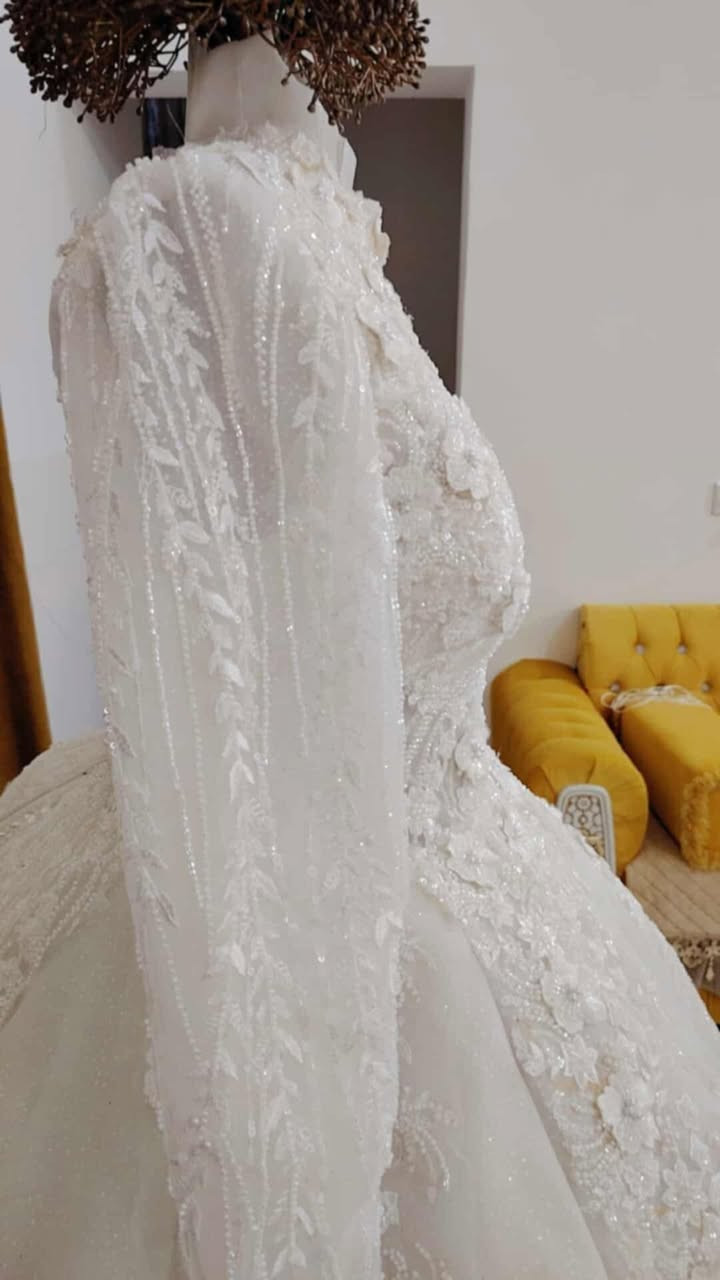 بدلة عرسي من تصميم احمد البديري شغل هاند ميد ثكيله تلبس من 36 لل40 مال بنيه ضعيفه حد وزن 60 ب150 الف متوفر توصيل بغداد والمحافظات 

***********
