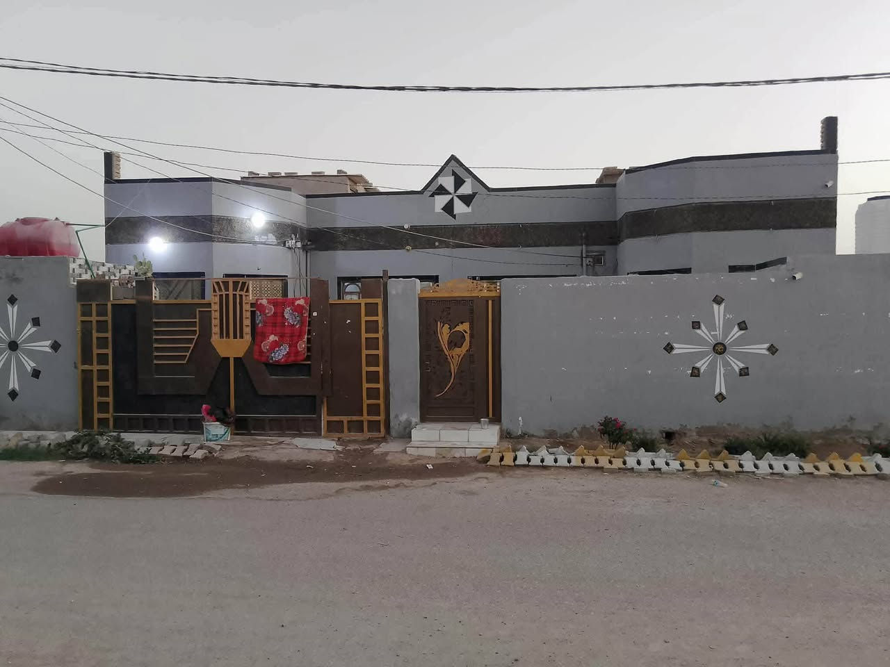بيت عمود134طريق ياعلي مساحه 150متر بي غرفتين وصاله ومطبخ وستقبال وطارمه جبيره وصحيات خارجيه وداخليه وسقوف ثانويه وسيراميك وبرسلين يبعد عن الشارع 350 متر سعره 28 وبي مجال قرار محكمه مشمول بتطويب اتصال ع هذه الرقم ***********
