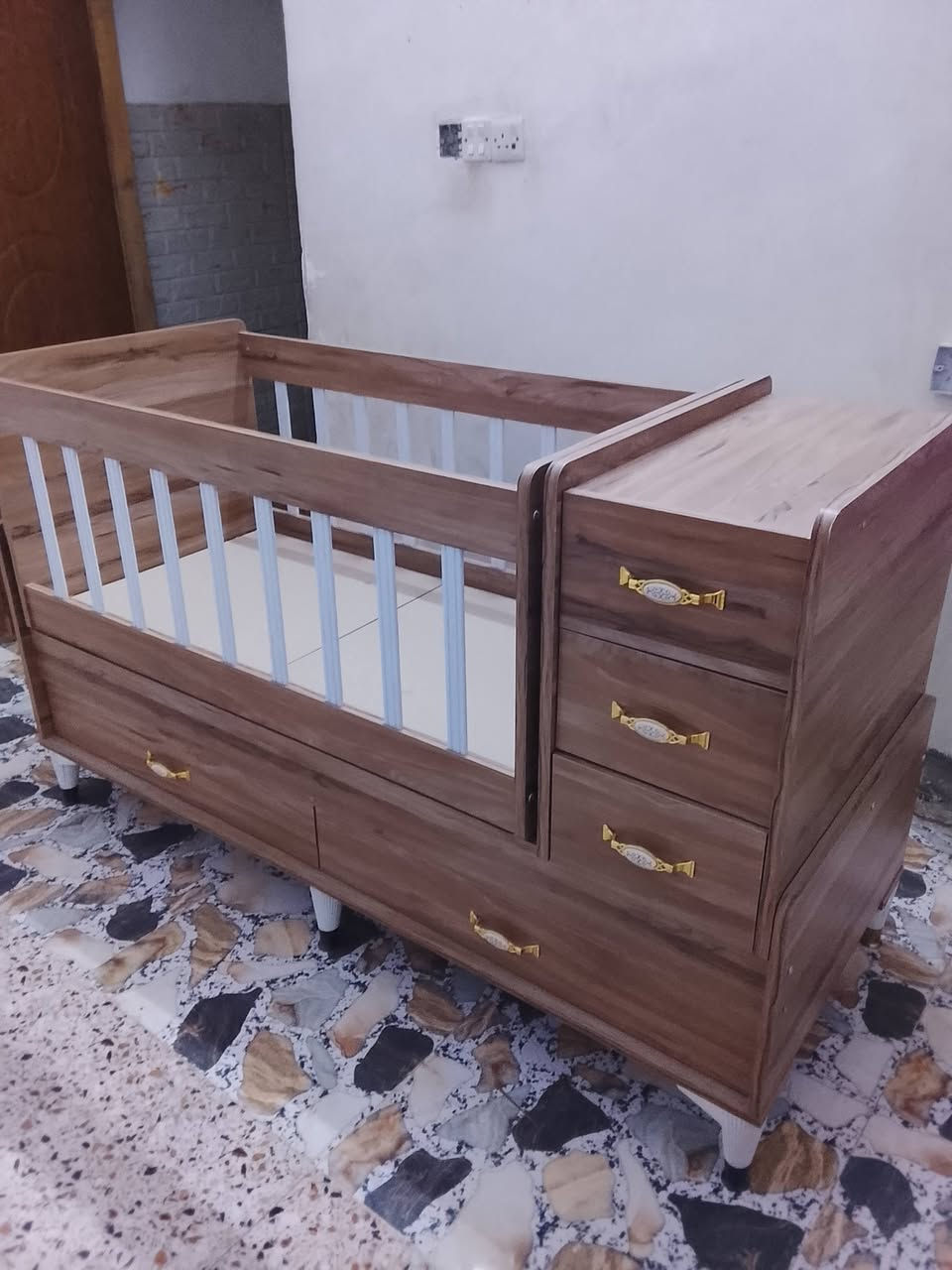 سلام عليكم كاروك اطفال اكبر حجم جديد غير مستخدم سعره ٢٠٠ و دوشك سعره ٢٥ كاروك ثقيل كلش ***********
