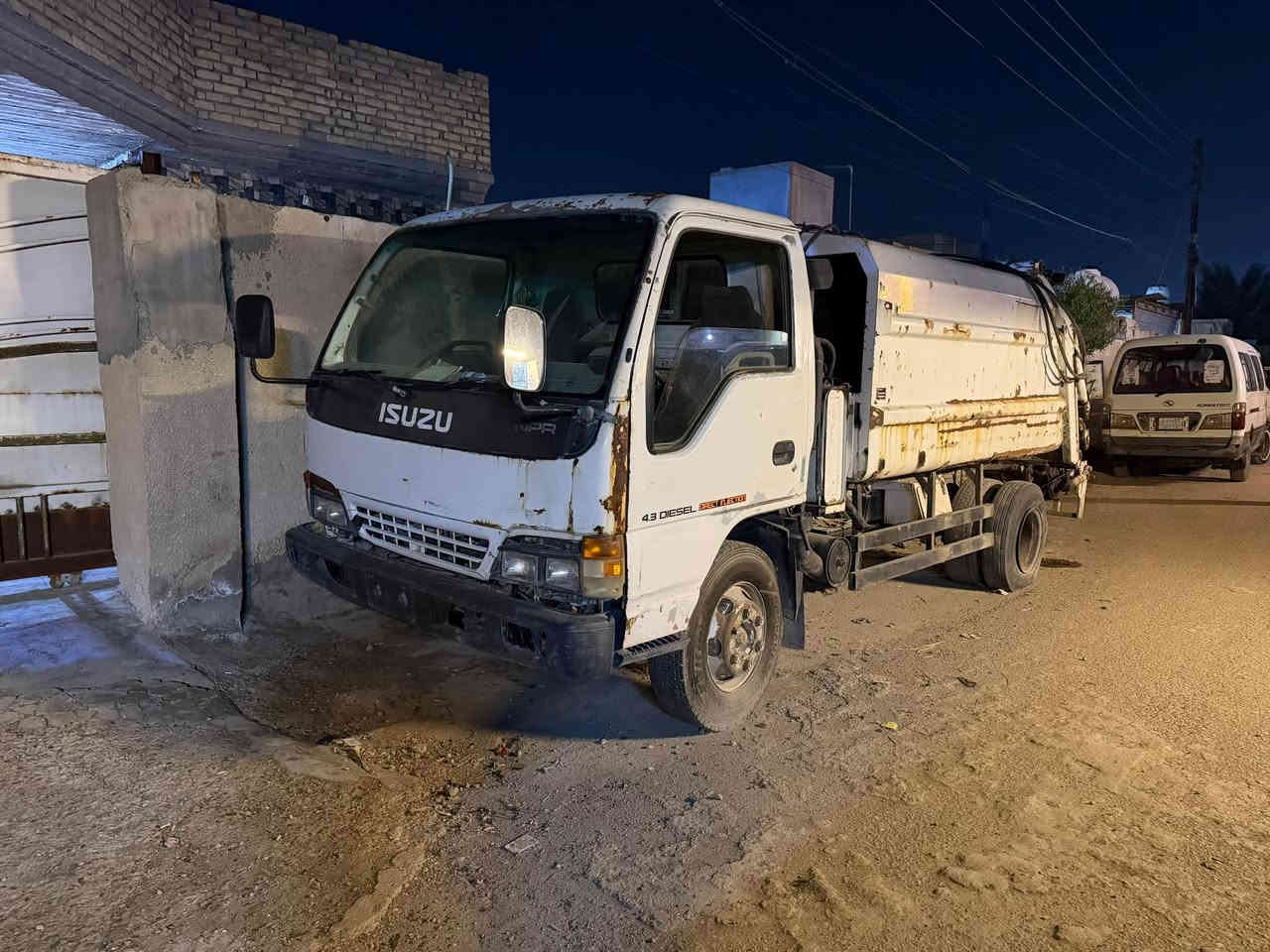 ازوزو 4 طن
جاهزة 
الاضرار سمكرة بدي
شغالة جاهزة للشغل كهرباء كامله
سنوية تحتاج تجديد
رقم كركوك
سعر 60 ورقة بيه مجال
اي استفسار ‭0771 341 9658‬
