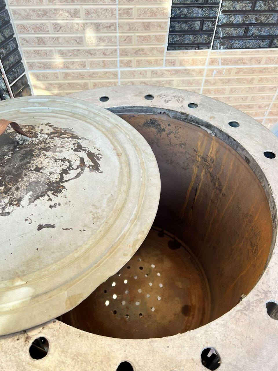 🔥 للبيع تنور غاز حديد – فرصة مميزة 🔥
تنور غاز ثقيل وقوي وبسعر مناسب، مناسب للخبز، الصمون، التنور العراقي، والاستعمال المنزلي أو التجاري.

✅ مواصفات تهمك:
مصنوع من حديد سميك عالي التحمل
يتحمل وزن شخص 150 كغم يقف داخله بكل أمان
استخدام شهر واحد فقط، نظيف جدًا وقريب للجديد

عمر طويل وتحمل عالي للحرارة
توزيع حرارة ممتاز يضمن خبز متساوي

📏 الأبعاد:
الطول من الأرجل إلى الحافة: 90 سم
الطول من الداخل: 61 سم

🎁 ميزة قوية ومهمة:
يجي وياه ستاند حديد مثلث يوضع داخل الفرن
✔️ يمكن وضع عليه صياني وقدور
✔️ عملي للطبخ والخبز بنفس الوقت
✔️ ثابت ويتحمل حرارة عالية
✔️ يوفر وقت وجهد ويزيد من استخدامات التنور

📍 العنوان:
كركوك – حي الواسطي

📞 للاستفسار ومعرفة السعر:
***********
***********
📩 أو مراسلة الحساب مباشرة
