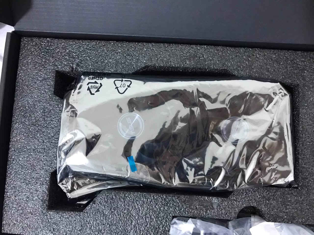 السلام عليكم
 
كارت Asus 4070 super oc duel

مثل ما موضح بل صورة الكارت نظيف 100%  

استعمال سنة ونصف
ضمان Asus ثلاث سنوات معناه باقي سنة ونصف بل ضمان

ويا الكارت يجي وصل الشراء والكارتونة وجميع ملحقات

هذا الكارت بل تحديد موديل:
Asus 4070 super oc duel 
حالياً صعب ينلكي بل سوق عراقي ككارت جديد

فاذا تحب تصميم Asus هذي فرصة حلوة حتى تاخذ كارت Asus نظيف  نظافة جديد مع ضمان سنة ونصف 

سعر كارت جديد على امازون امريكا 730 دولار
 مثل ما مبين بل صور
 
حط سعرك واذا شفته مناسب حكلك تعال خاص


**إذا كنت صاحب هذا الإعلان وتريد حذفه لأي سبب، رجاءا أرسل رسالة إلى الدعم الفني**