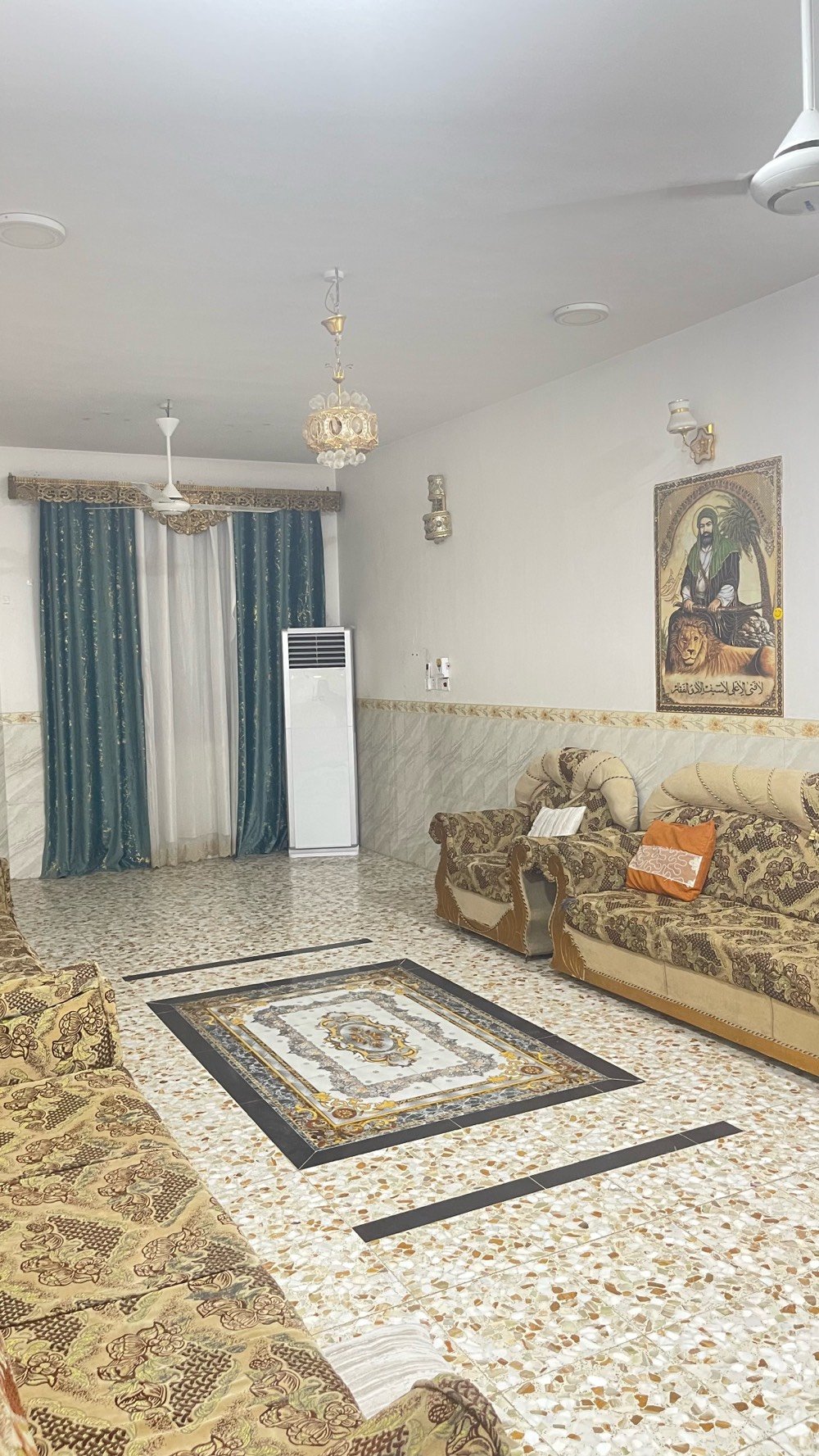 دار للبيع فقط
مساحة 327متر   سند 25 ب اسمي يحتوي البيت ع غرفتين نووم  والاستقبال  وهول ومطبخ مجمع صحيات داخلي وخارجي ومخزن طابق ثاني البيت صب كونكريت  بناء حديث سنة 2020 طابوق  وتتوفر جميع الخدمات والشارع 8متر   مكان حلة منطقة الرشدية  السادة الزوامل يبعد عن شارع العام ب 400متر  ل  الاستفسار ***********